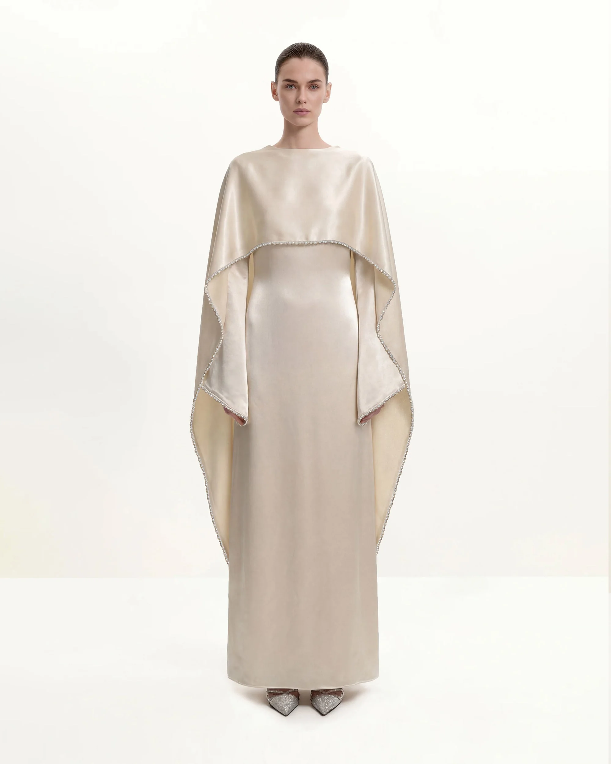 198Perlenbesetztes Maxikleid mit Umhangärmeln und U-Boot-Ausschnitt - Creme