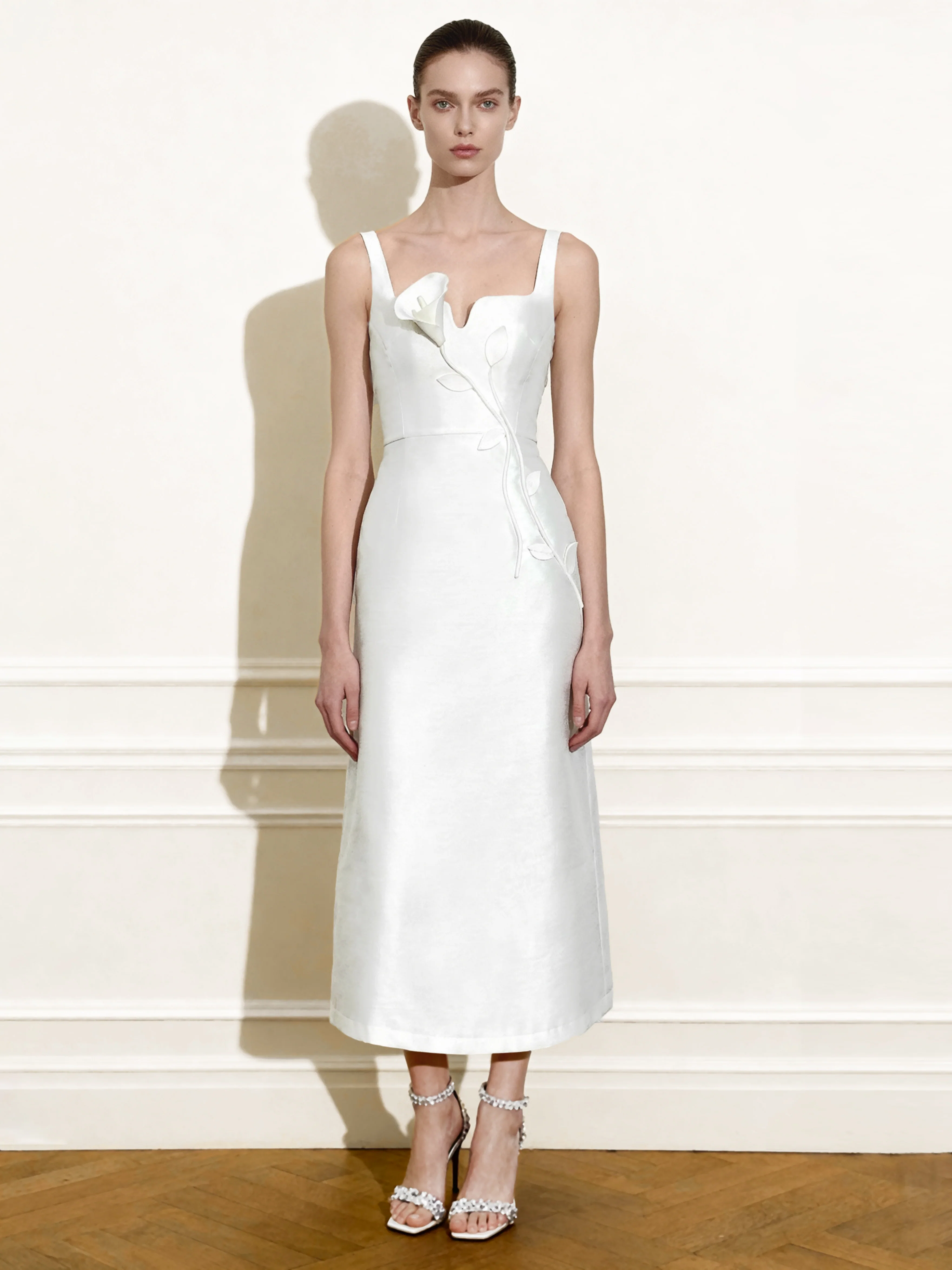 Asymmetrisches Abendkleid mit Herzausschnitt und 3D-Rankenapplikationen – Weiß