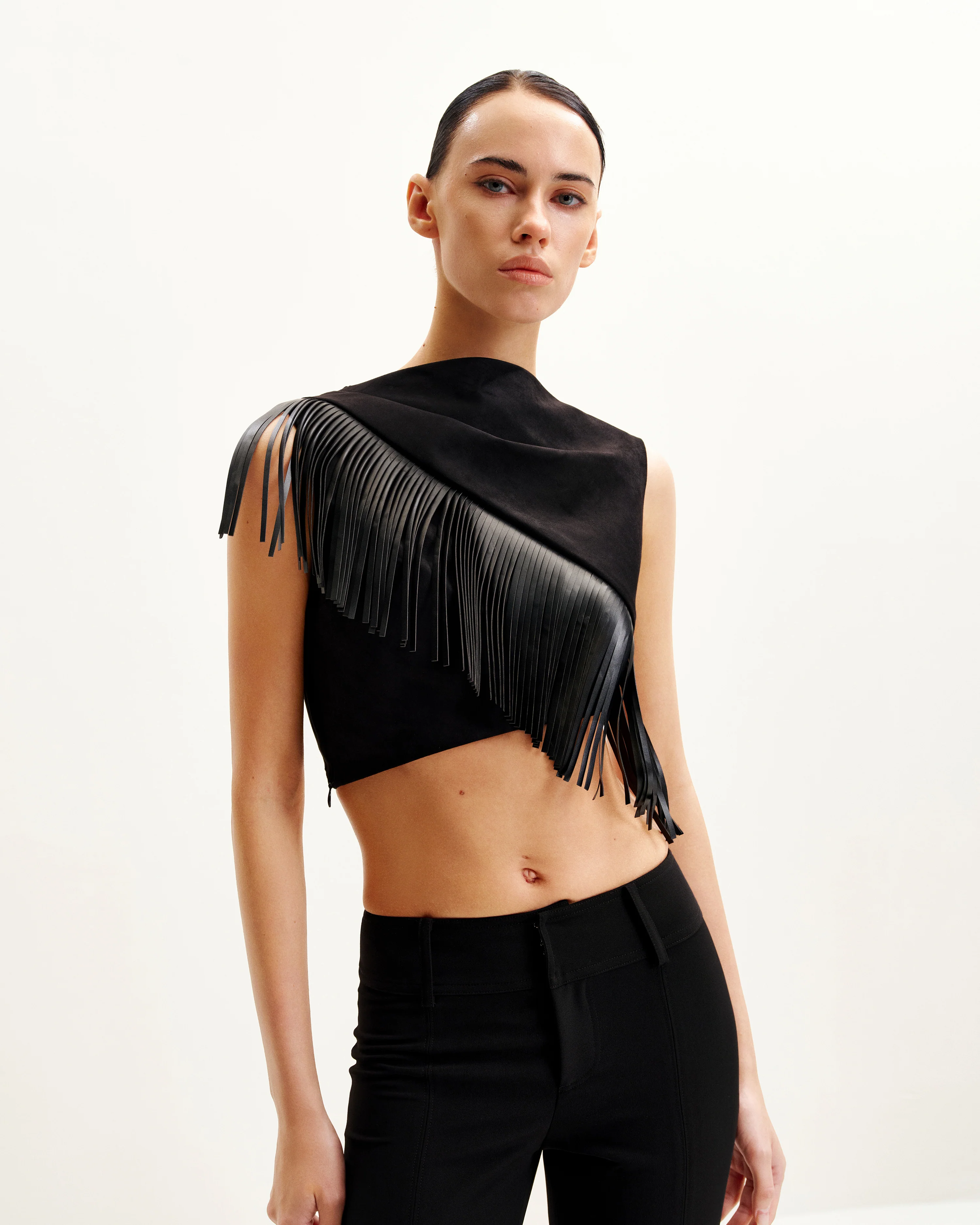 Ariana Asymmetrisches Fransen-Suede-Top - Schwarz - Image 3