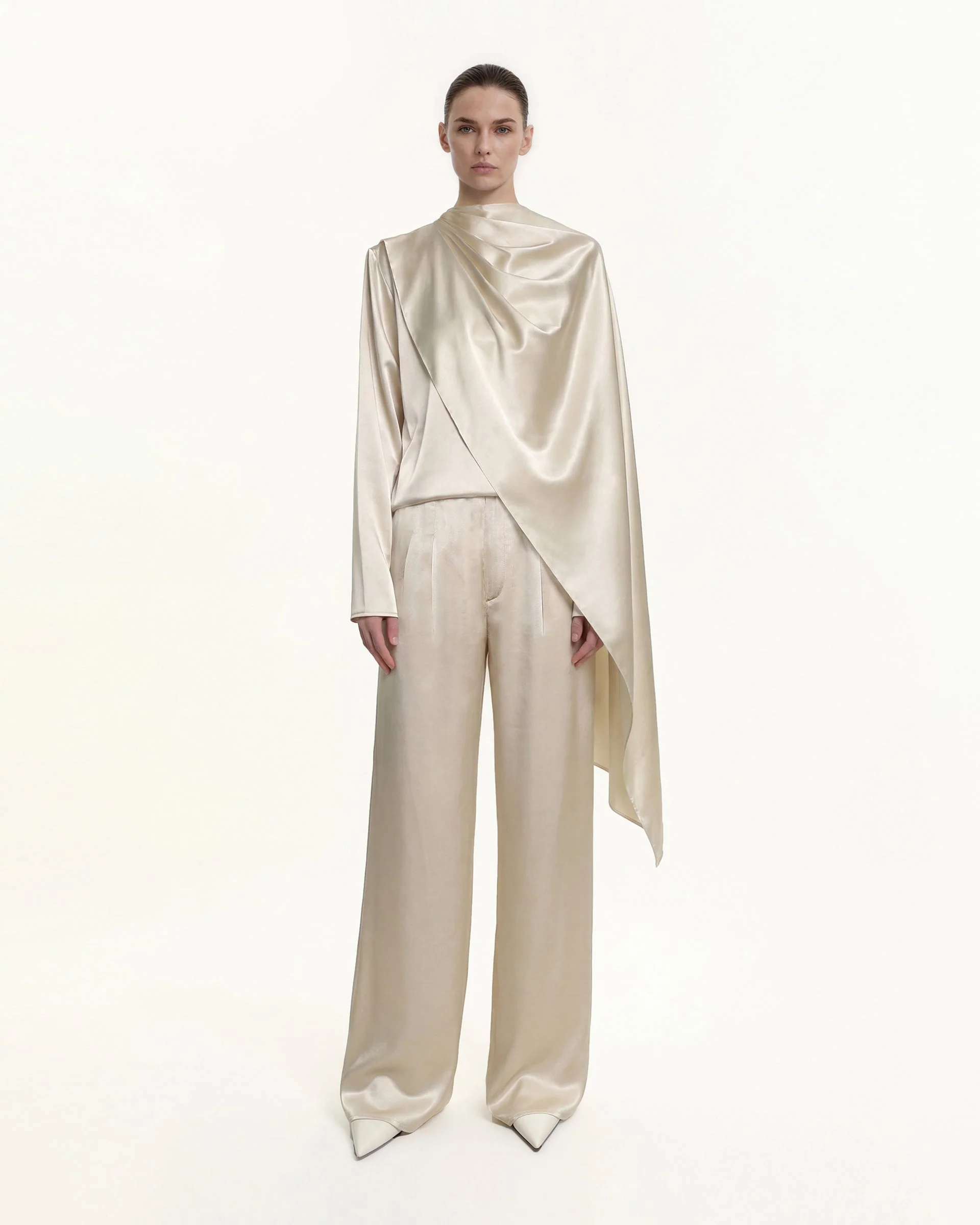 Asymmetrisches Cape-Oberteil mit hohem Kragen und Drapierung - Creme