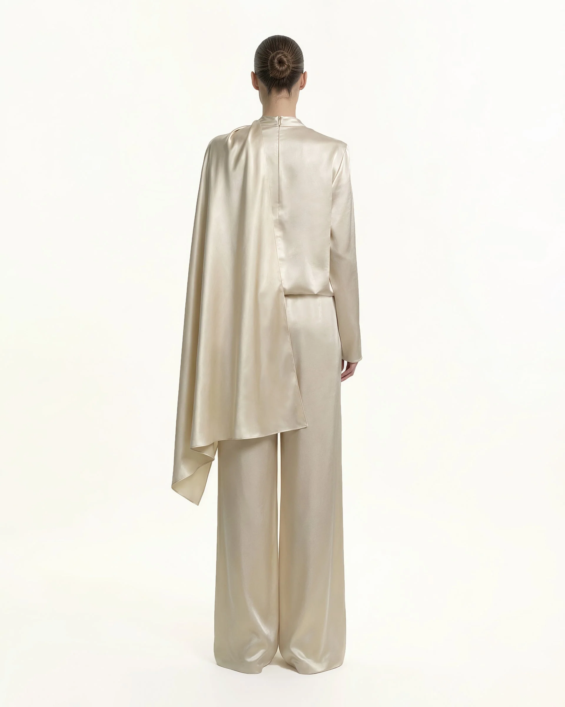 Asymmetrisches Cape-Oberteil mit hohem Kragen und Drapierung - Creme - Image 2