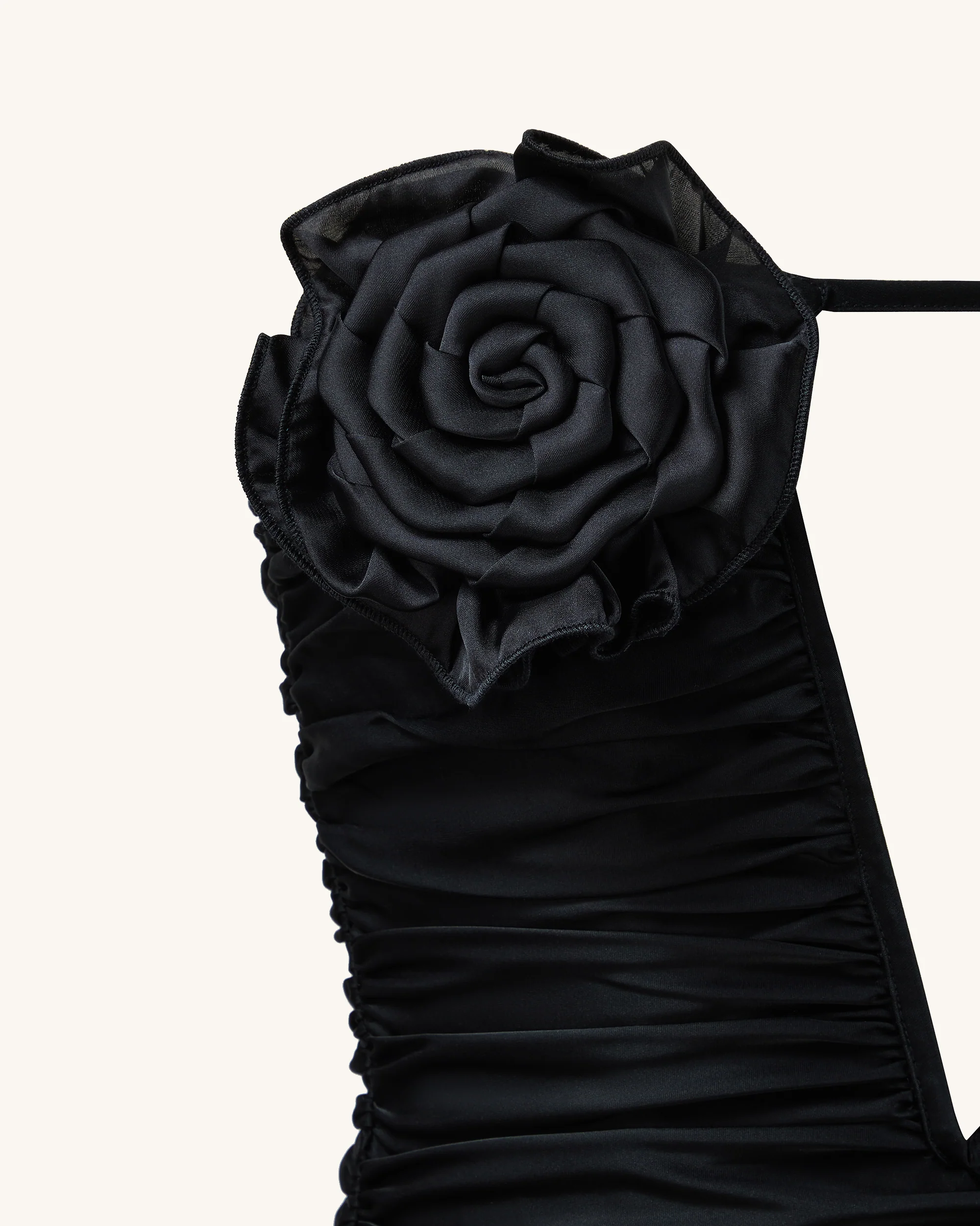 Bailee Schwarzes Tube-Minikleid mit Blumenapplikationen und Raffung - Schwarz - Image 4