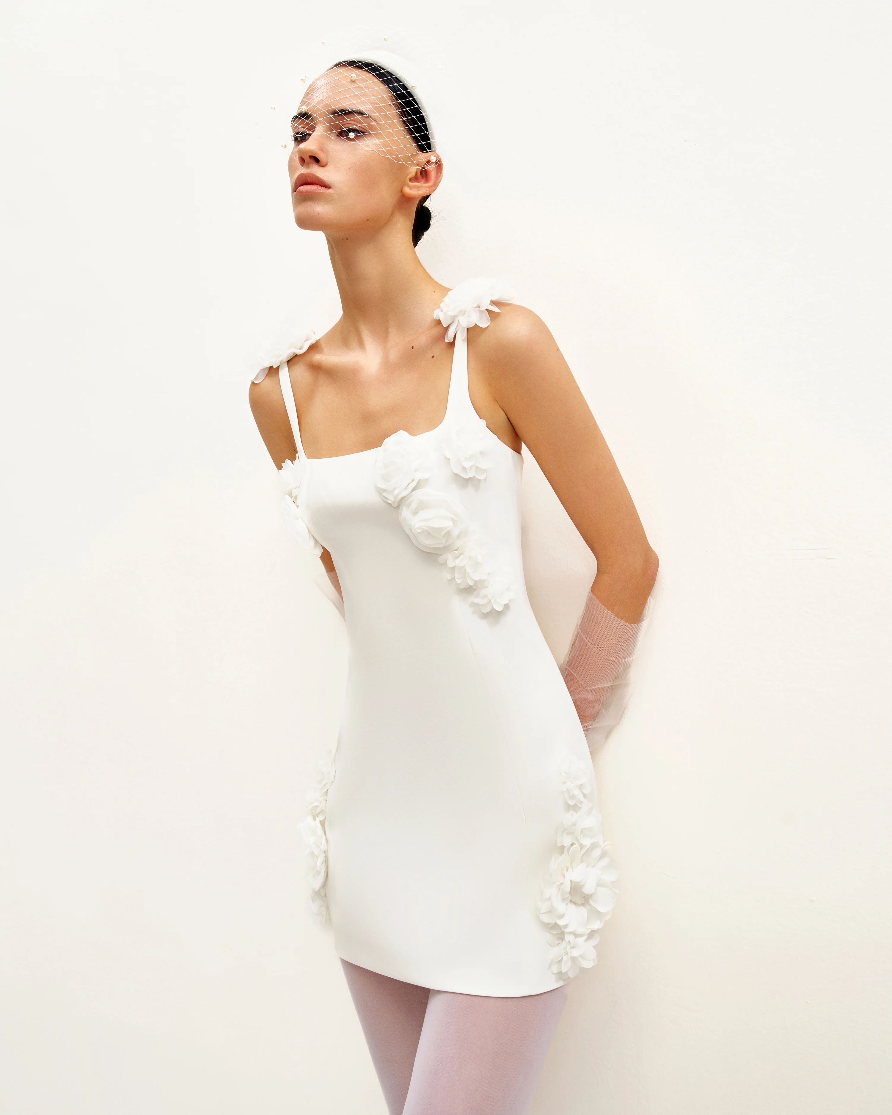 Elaina Weißes Mini-Kleid mit Rosetten-Applikation - Weiß - Image 3