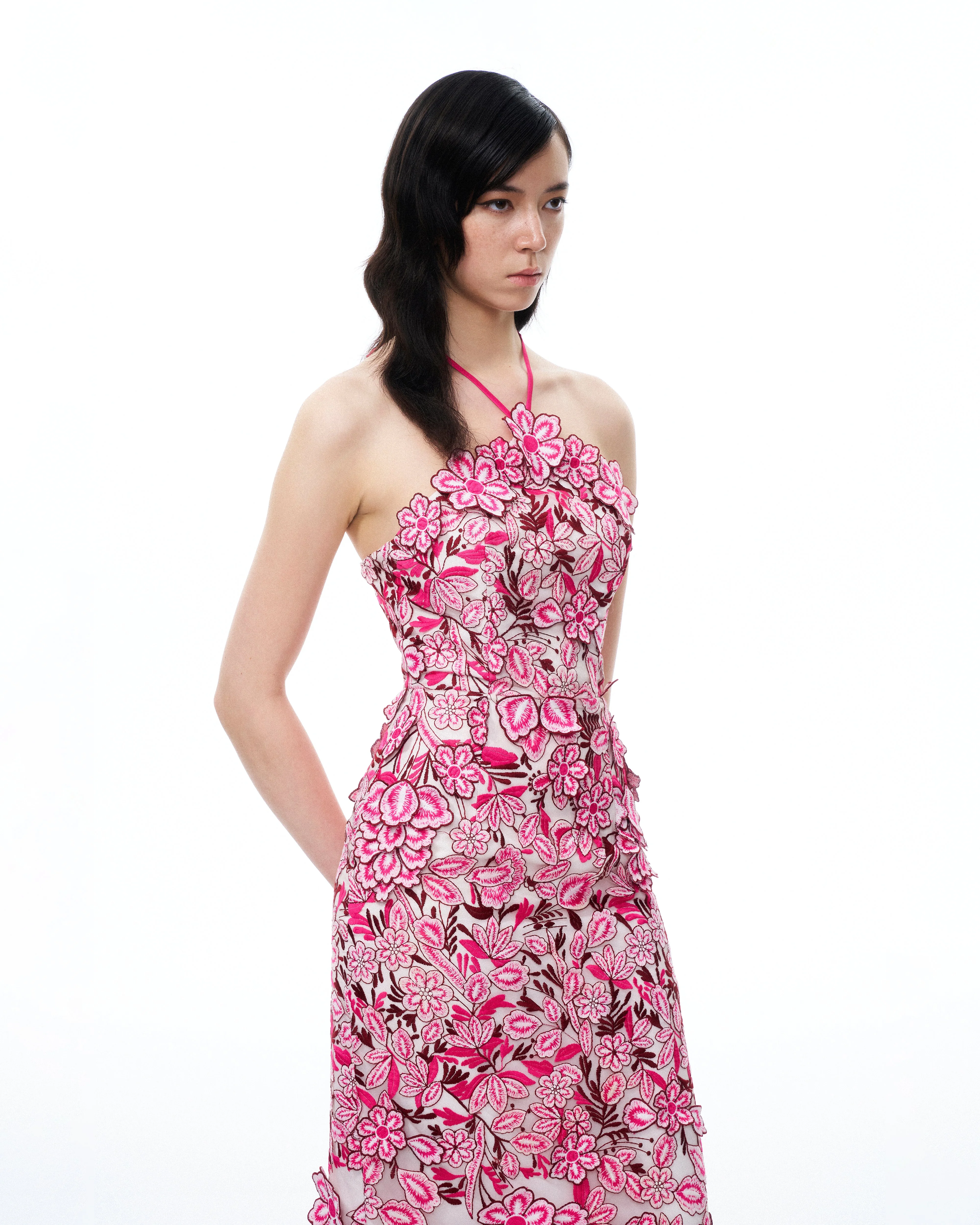 Fiora Besticktes Maxikleid mit Blumen und Neckholder – Rosenrot - Image 5