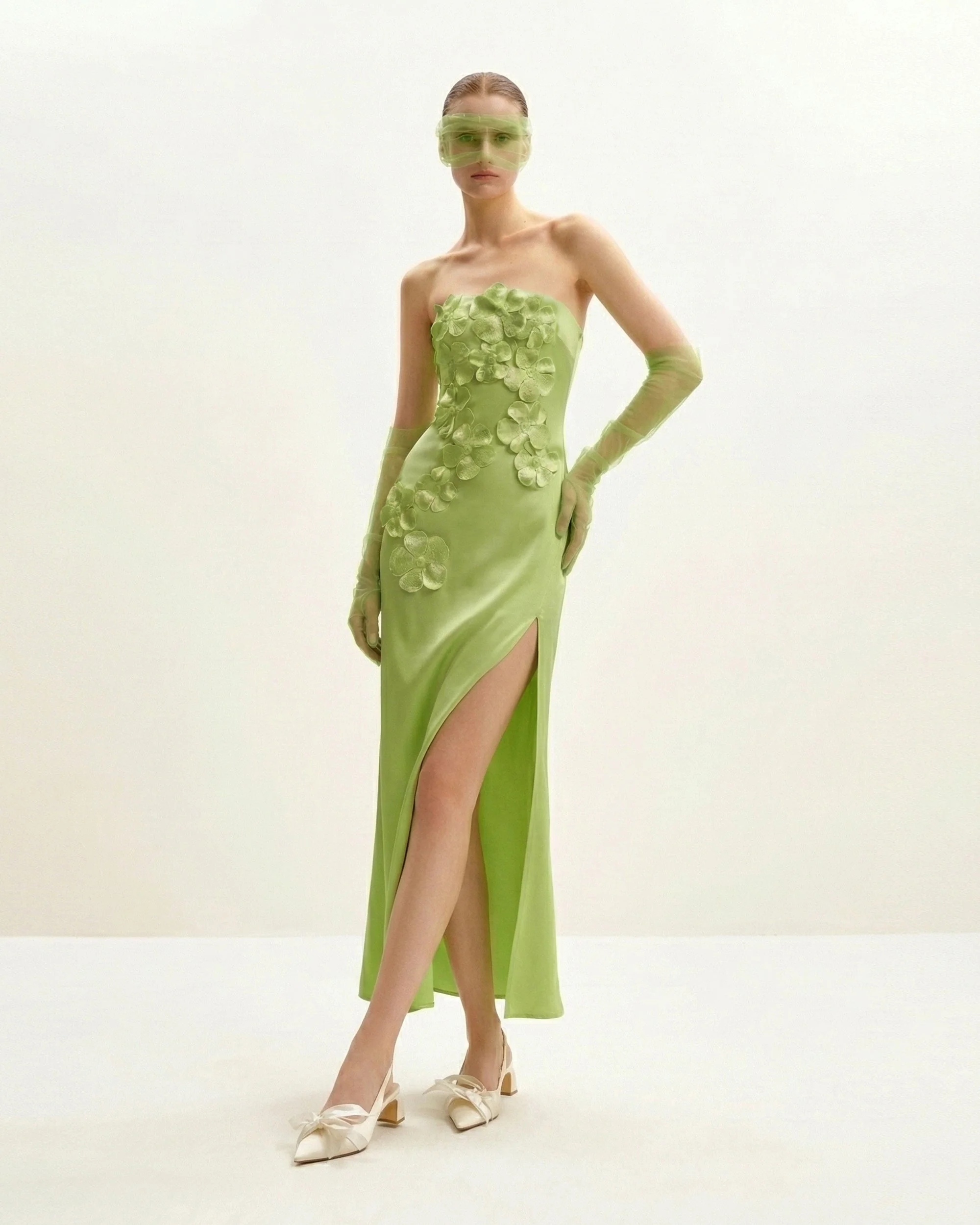 Langes Kleid mit Blumenstickerei - Grün