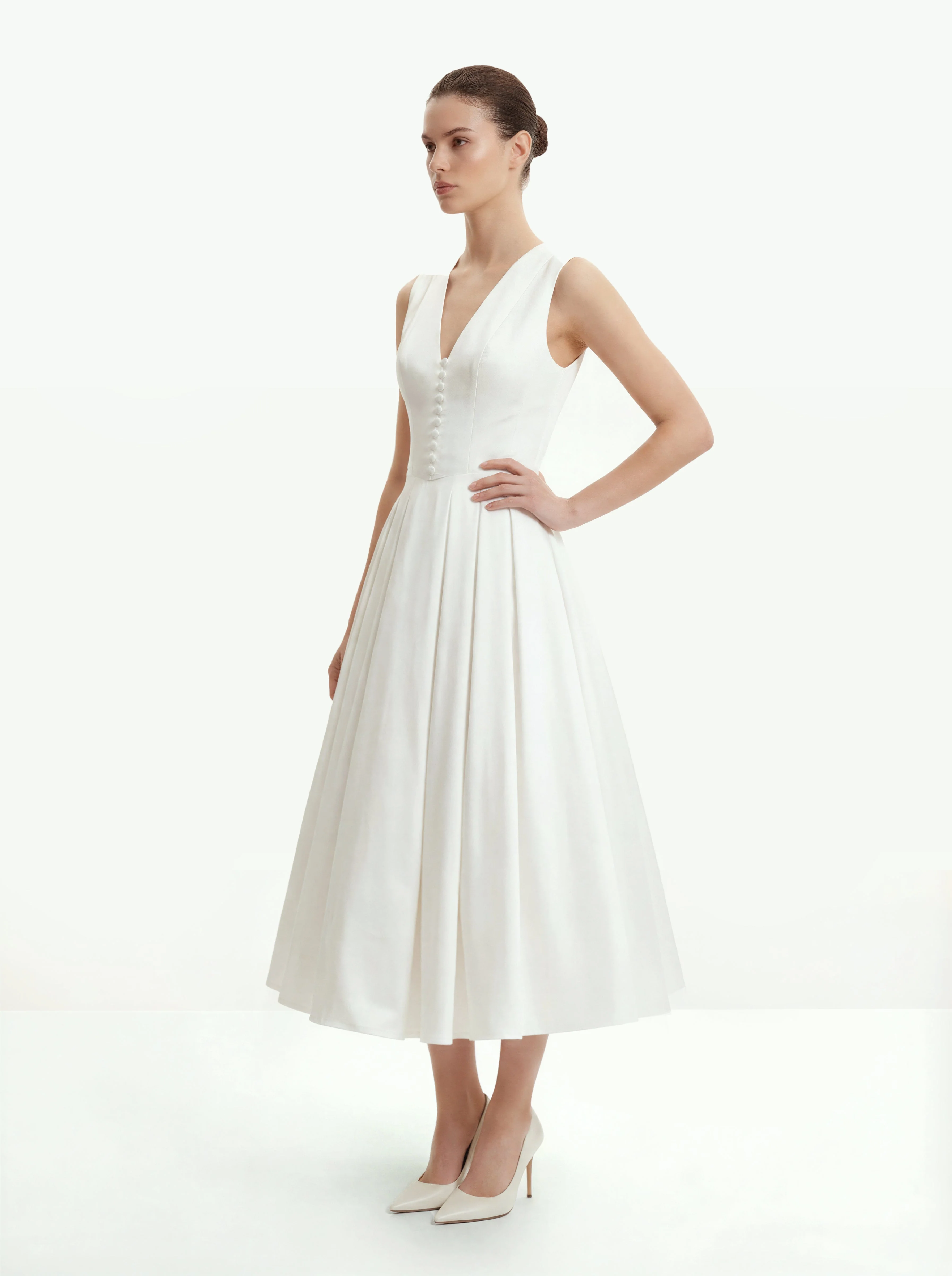 Plissiertes Midikleid mit V-Ausschnitt vorne - Weiß - Image 2
