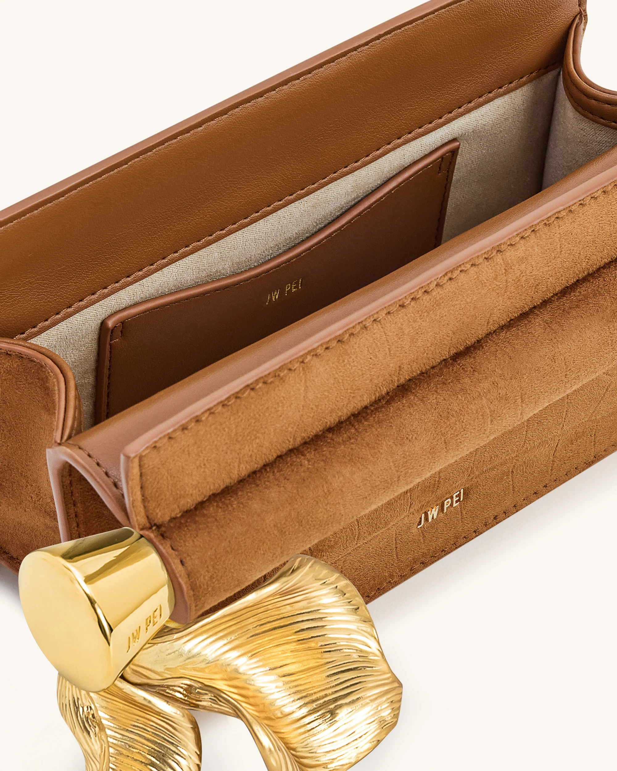 Holly Clutch aus Kunstwildleder mit Metallanhänger - Braun - Image 4