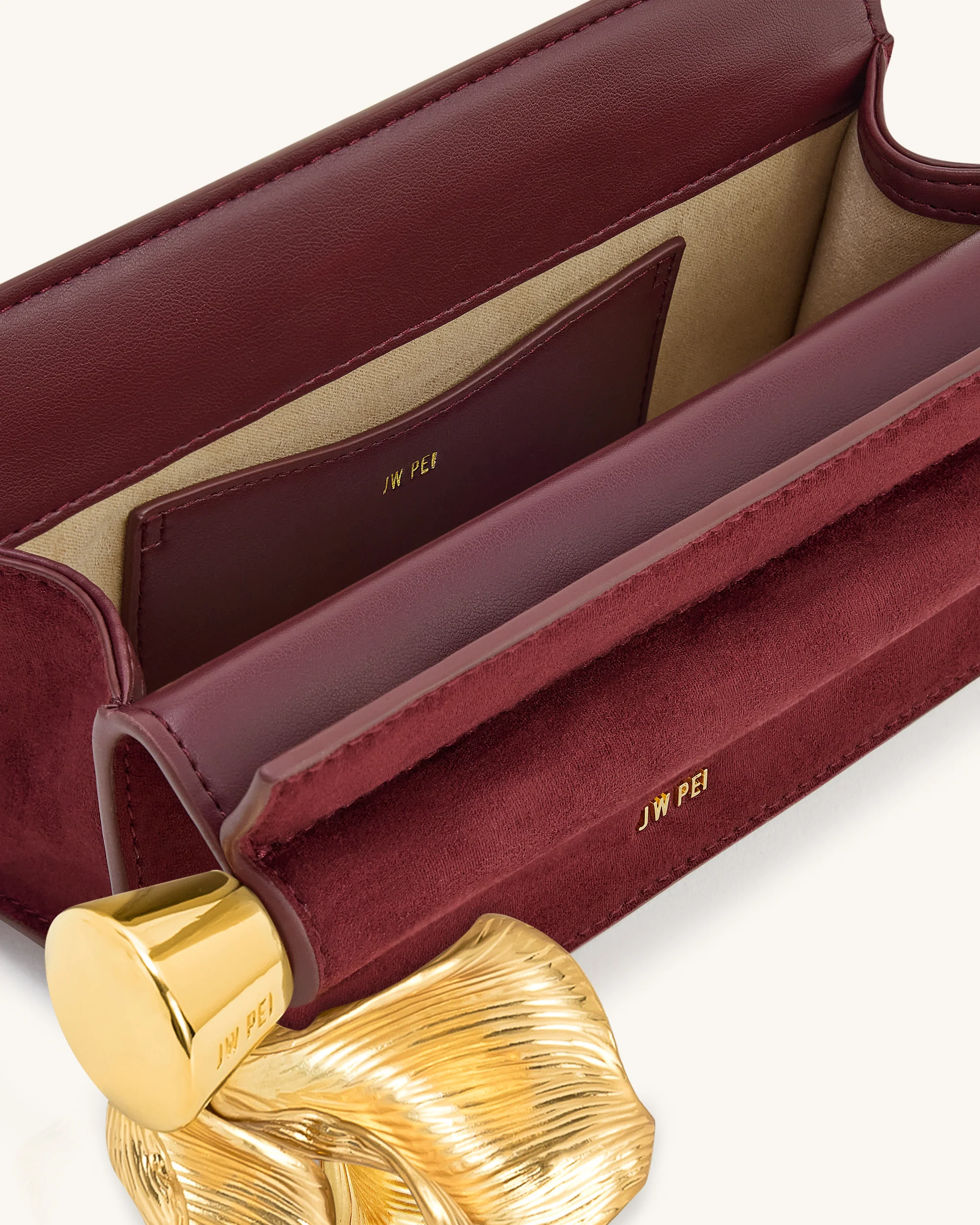 Holly Clutch aus Kunstwildleder mit Metallanhänger - Rötlich Braun - Image 4