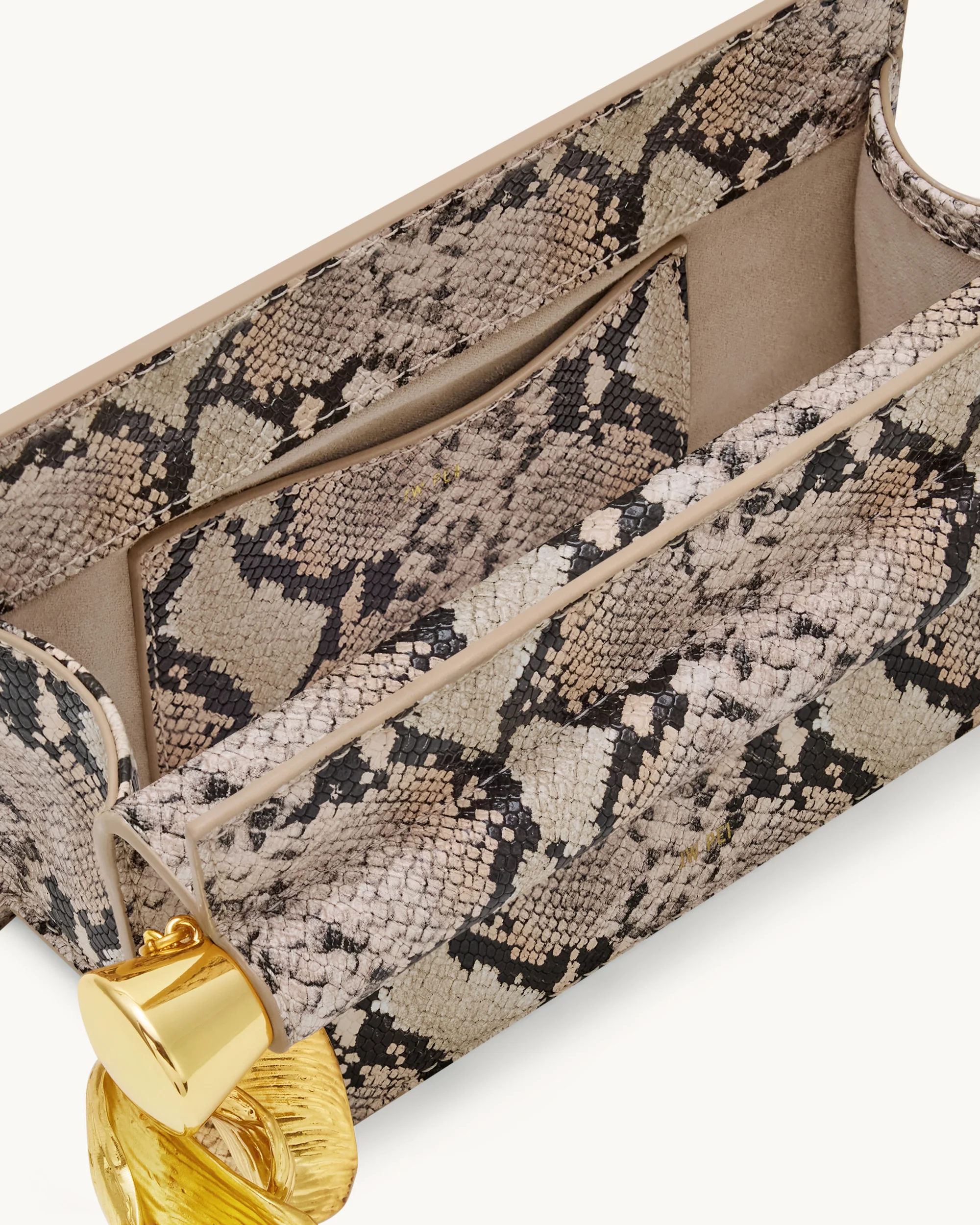 Holly Schlangenhaut-Clutch mit Metallanhänger – Apricot - Image 4