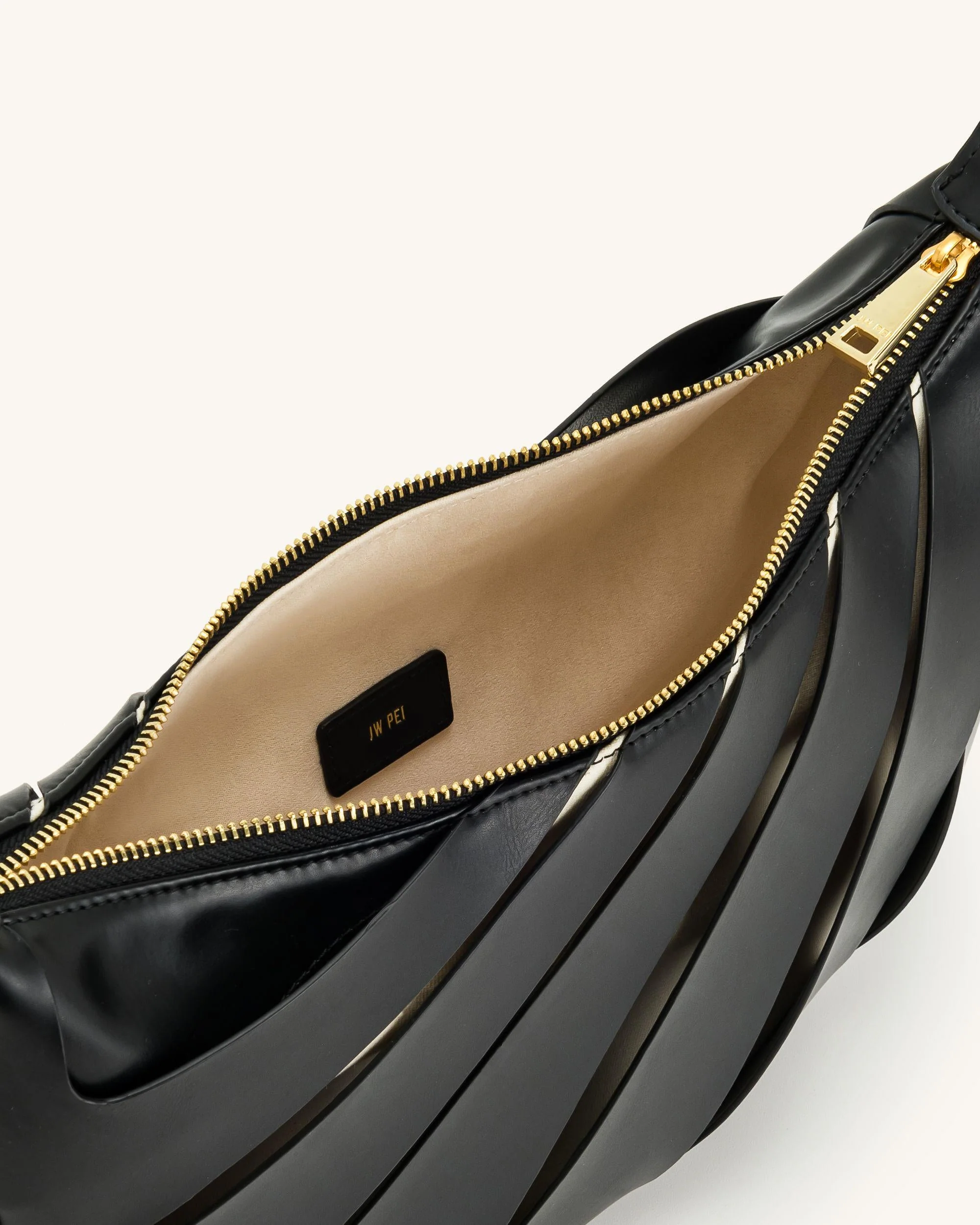 Jana Schultertasche mit Ausstanzungen - Schwarz - Image 5