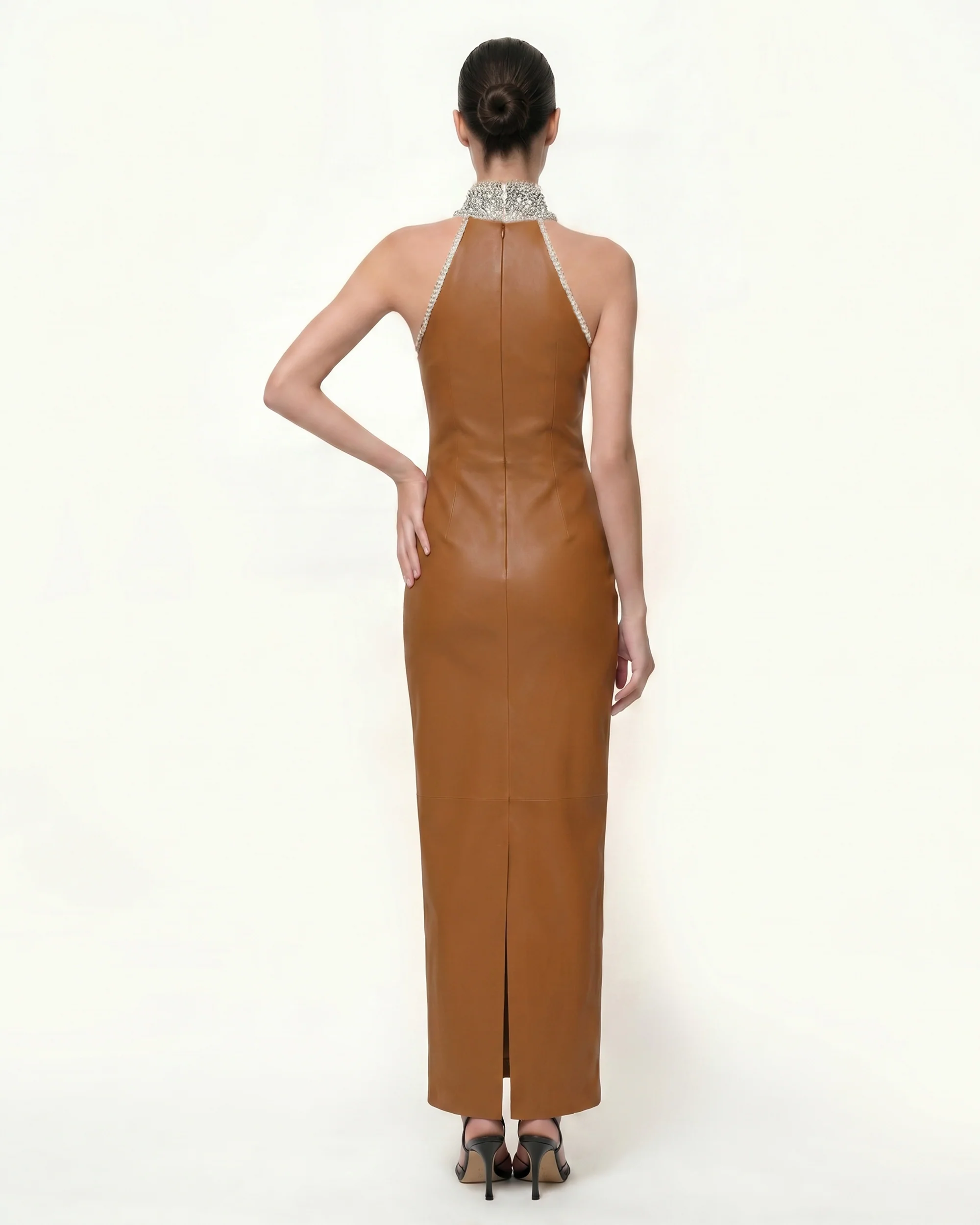 Hochgeschlossenes Neckholder-Maxikleid mit Schmucksteinen - Karamellbraun - Image 2
