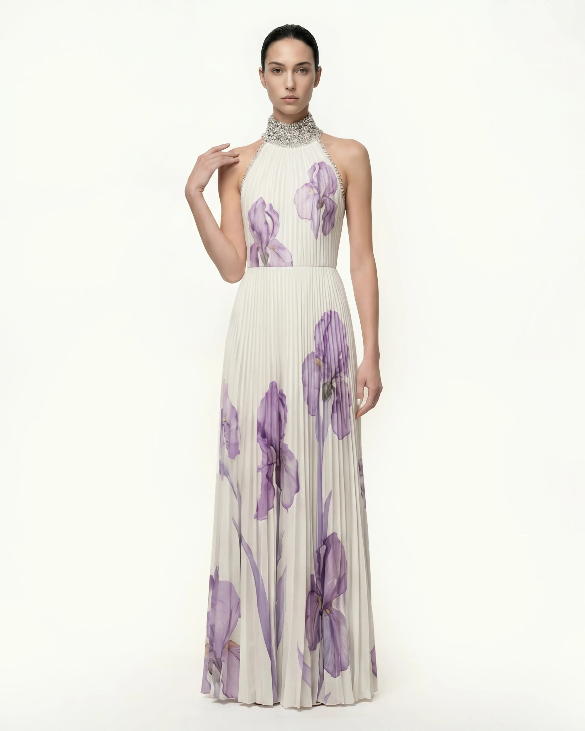 Plissiertes Maxikleid mit Neckholder, Schmucksteinkragen und Iris-Print - Weiß/Lila
