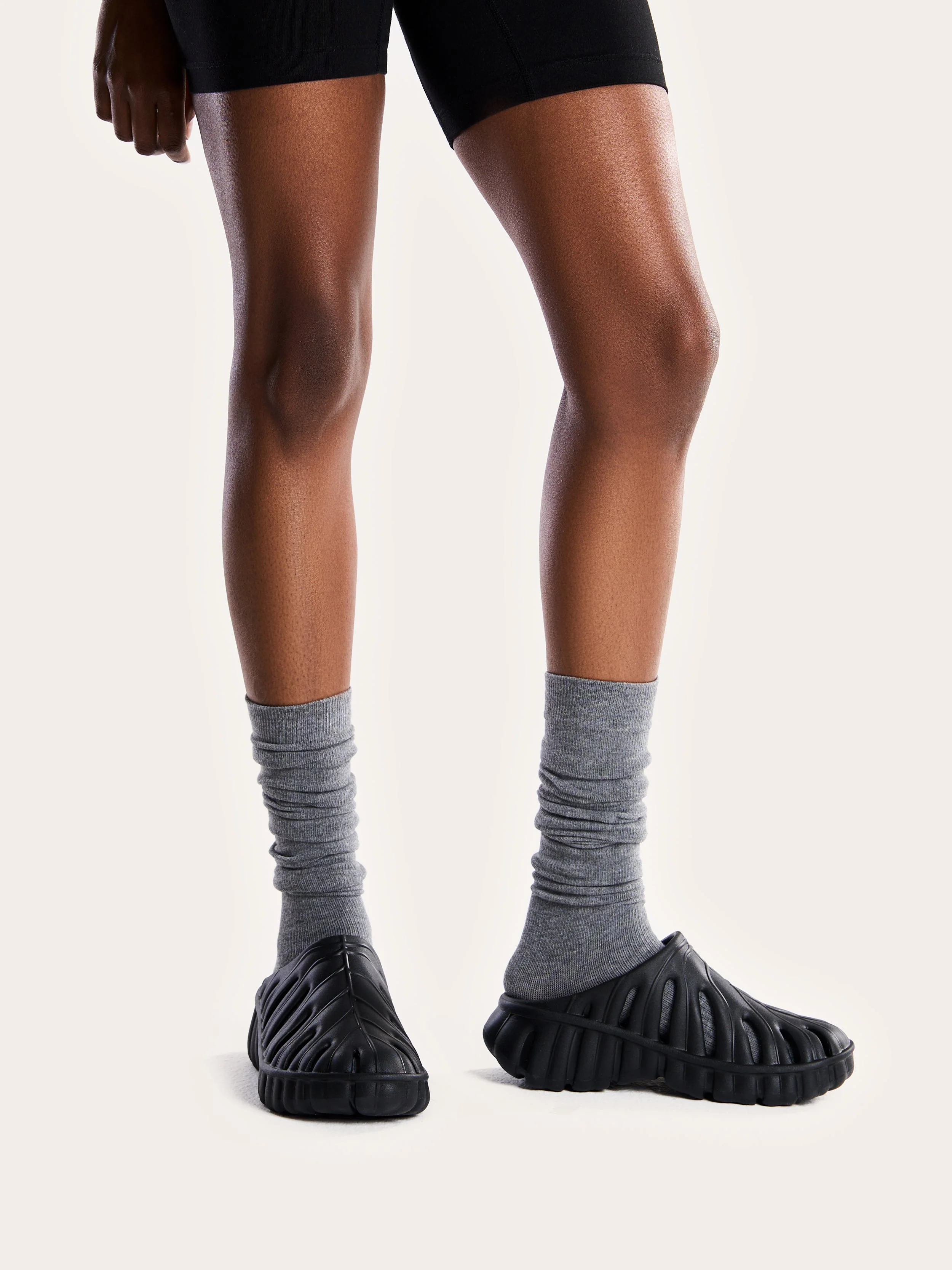 JW PEI Damen Tara Blatt Plattform Clog - Schwarz - Image 2