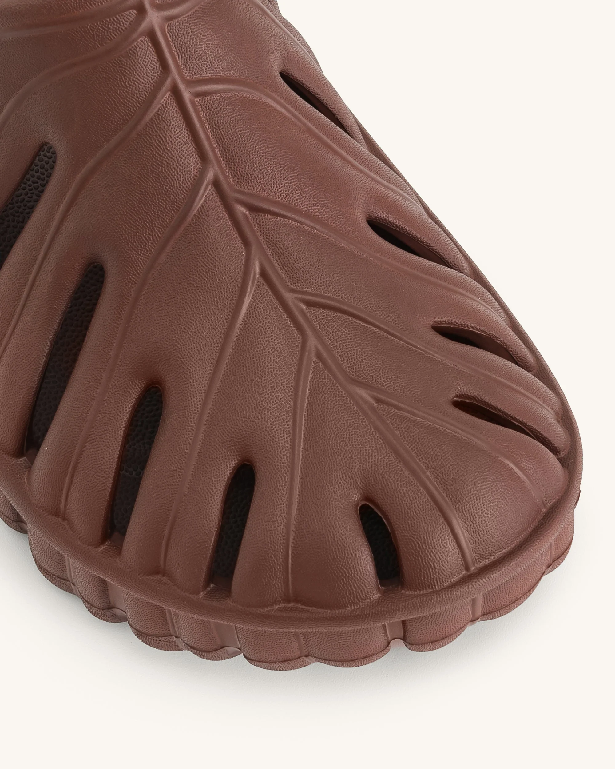 JW PEI Damen Tara Blatt Plattform Clog - Braun - Image 5
