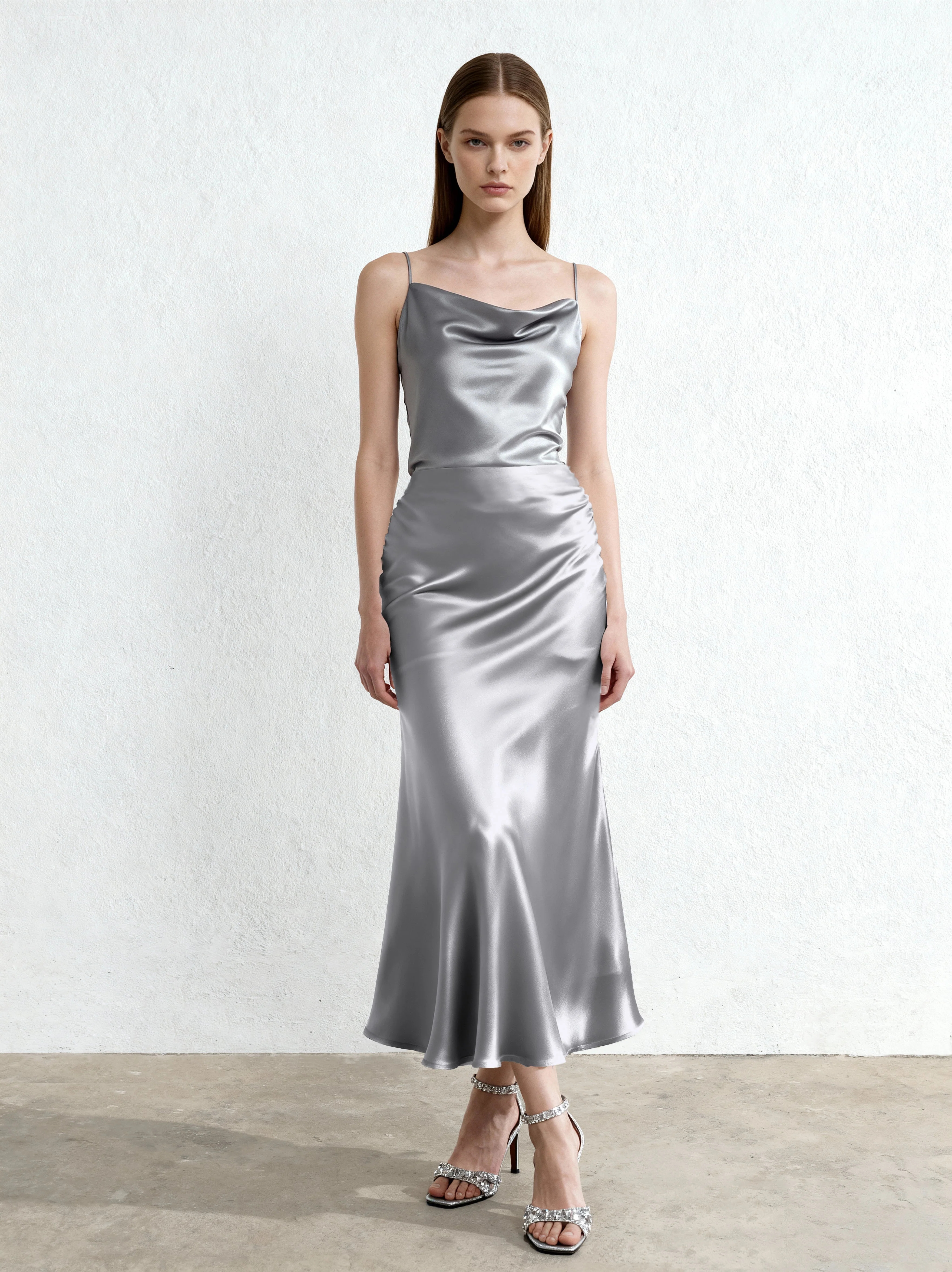 Camisole aus fließendem Satin mit Wasserfallausschnitt – Silber - Image 2