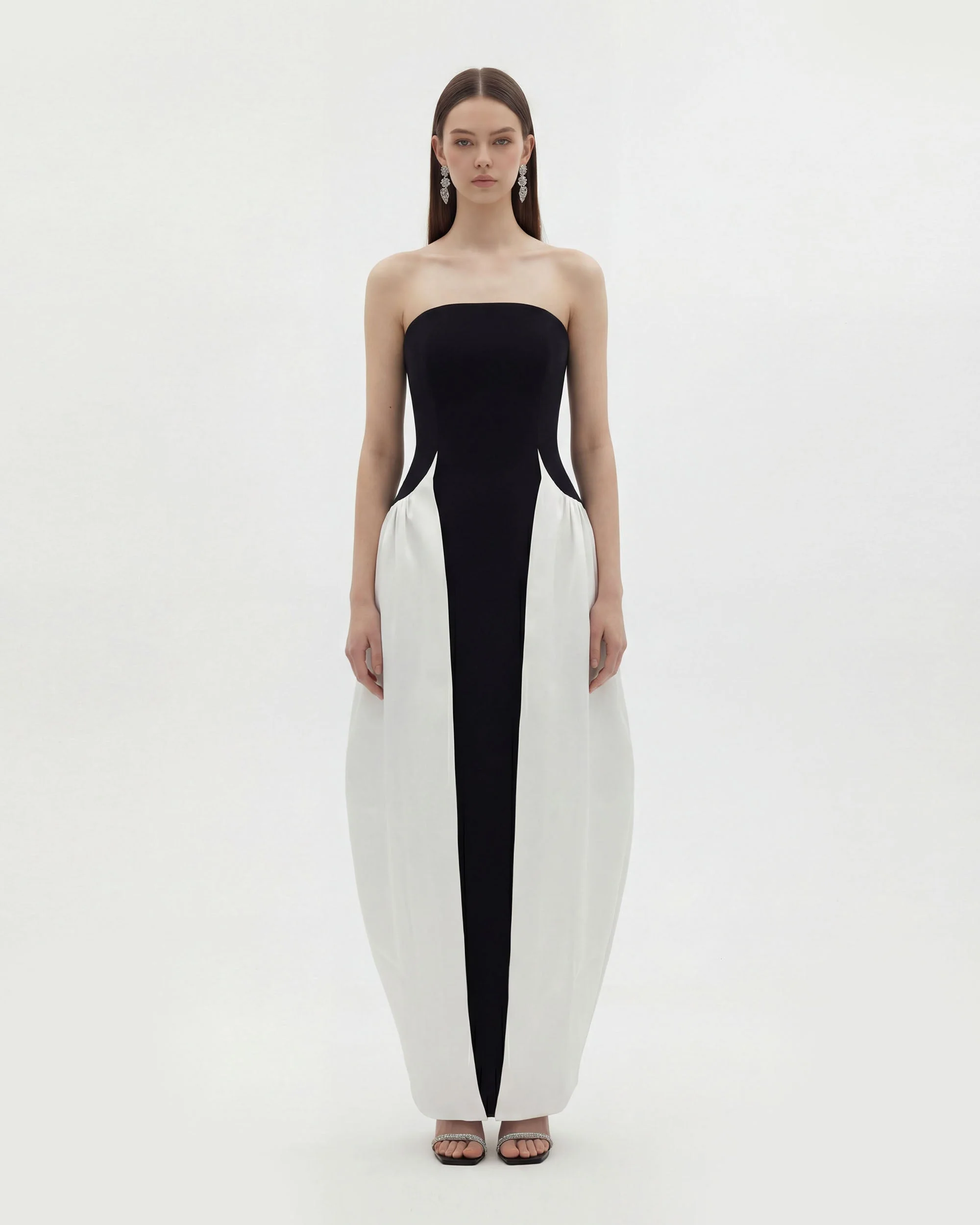Monochromes trägerloses Maxikleid mit Paneelen und skulpturaler Form - Schwarz