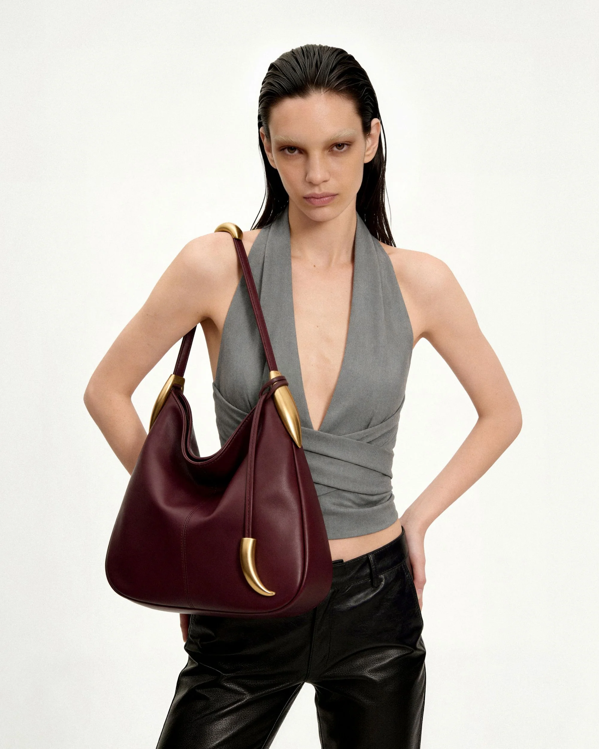 Nina Hobo-Bag mit Metallanhänger – Burgunderrot - Image 2