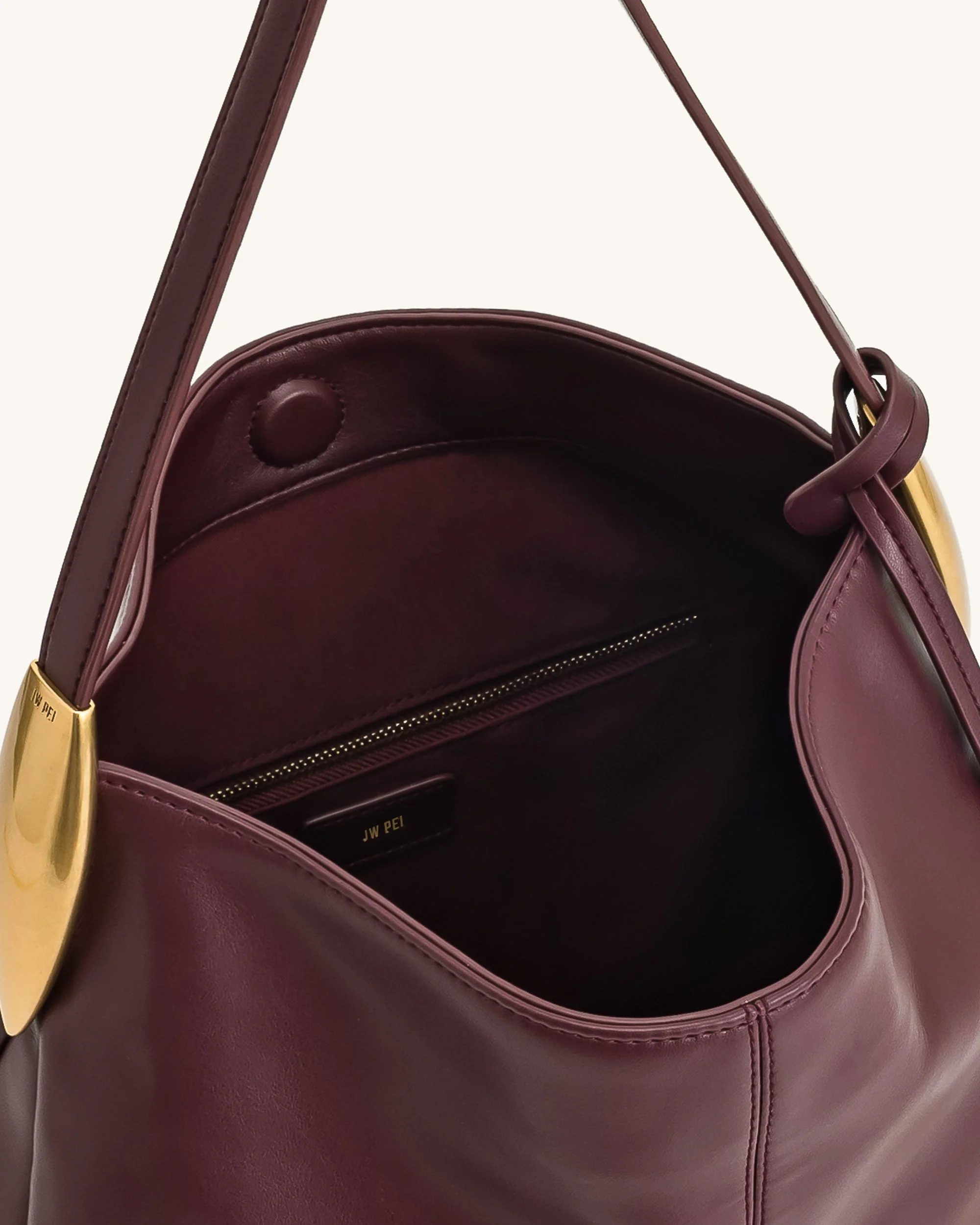 Nina Hobo-Bag mit Metallanhänger – Burgunderrot - Image 5