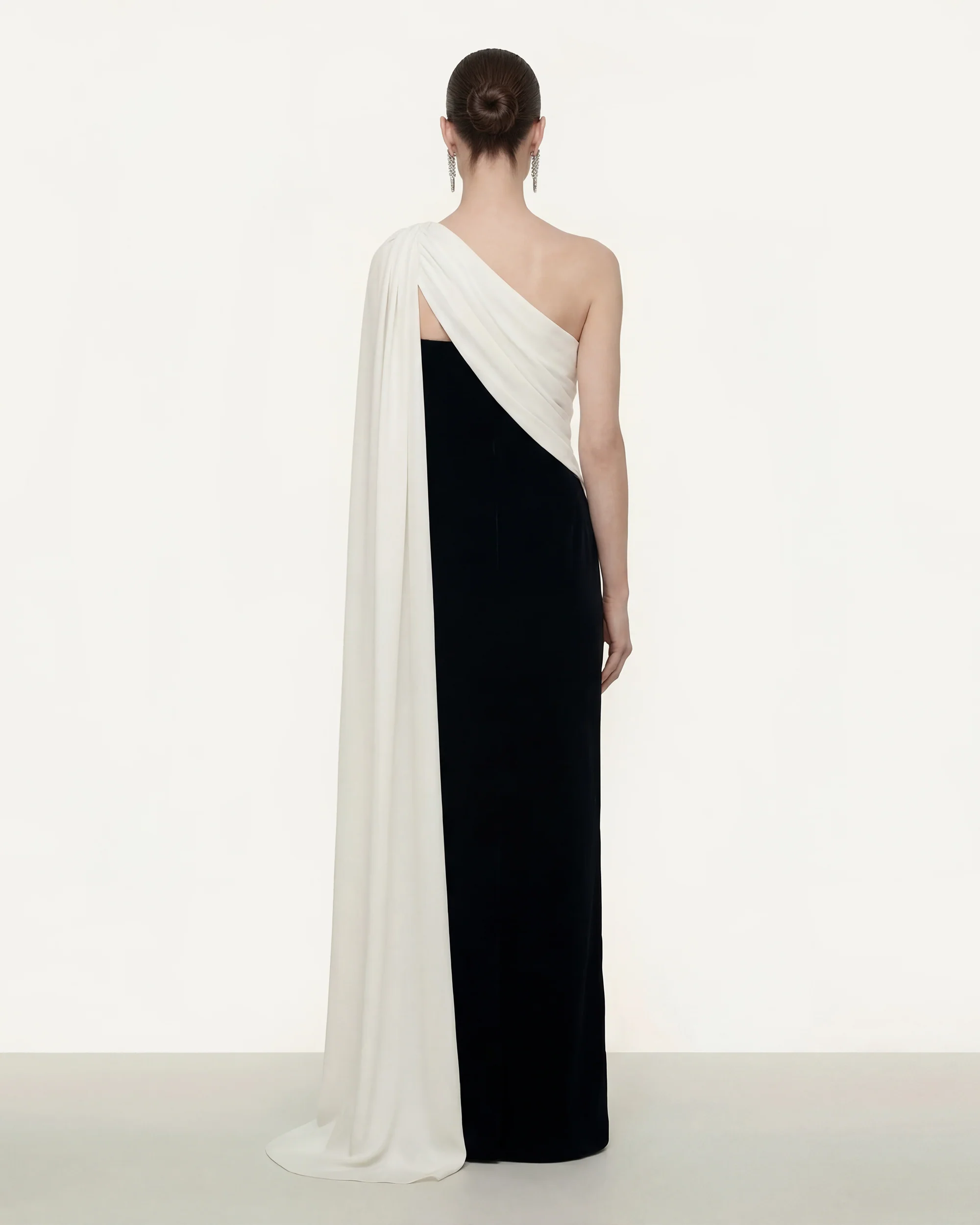 Drapiertes One-Shoulder-Maxikleid - Schwarz-Weiß - Image 2