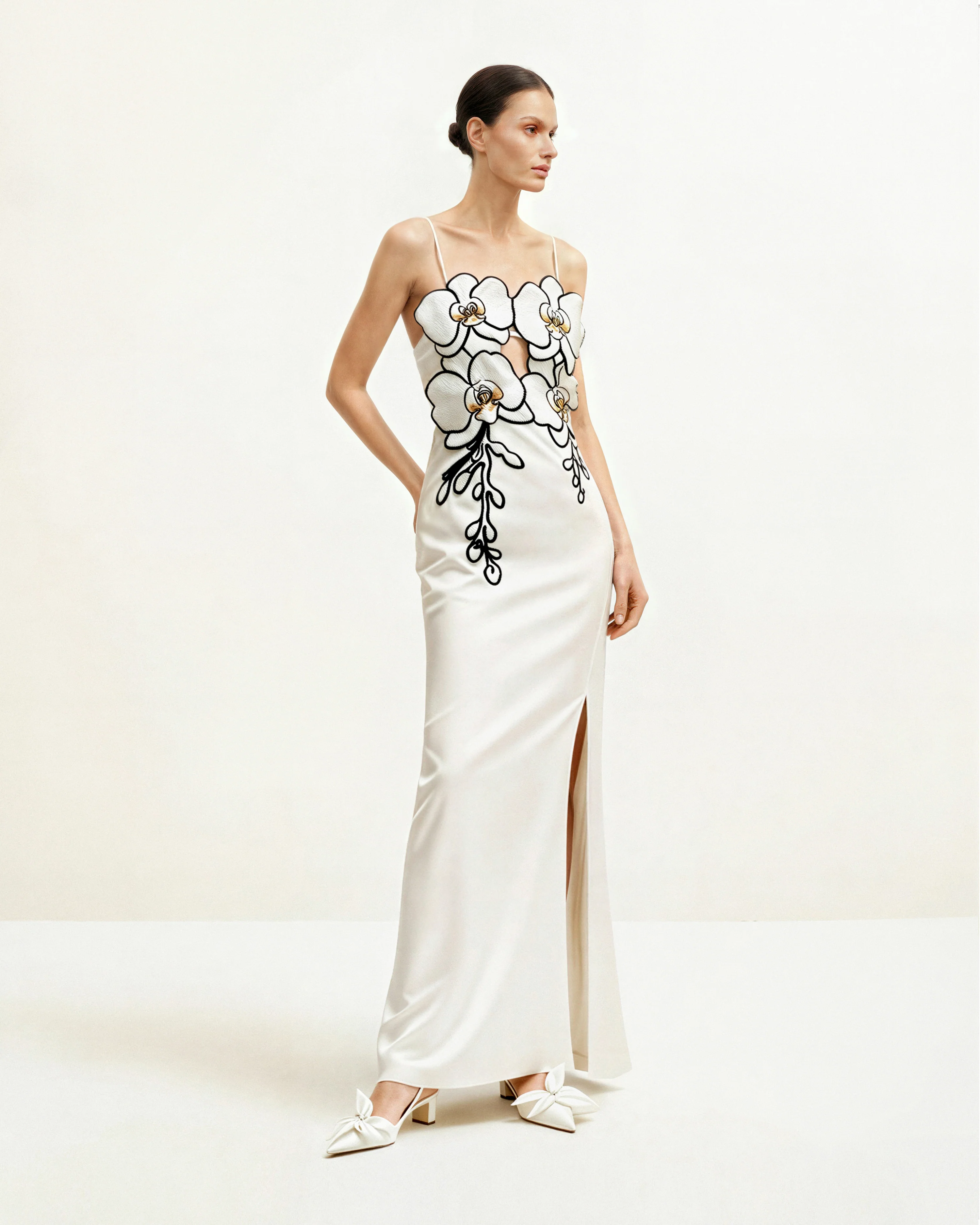 Orchideen besticktes Kleid - Weiß/Schwarz
