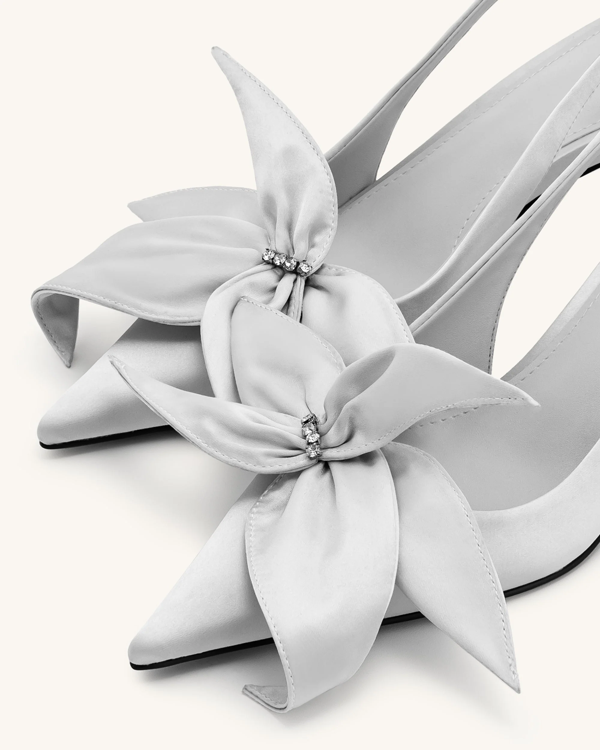 Queena Slingback-Pumps mit floralen Applikationen - Silber - Image 6