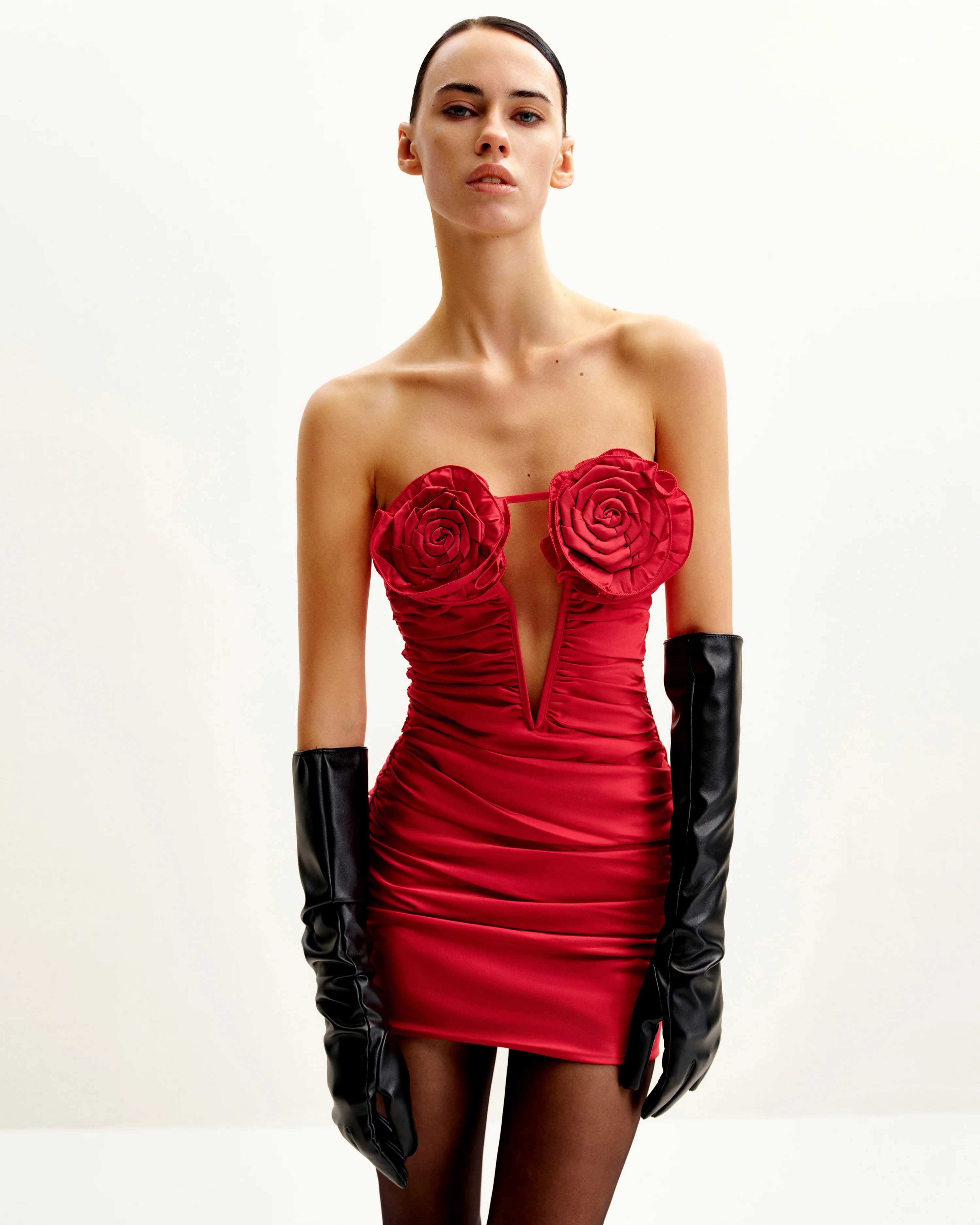 Bailee Rotes Tube-Minikleid mit Blumenapplikationen und Raffung - Rot - Image 3