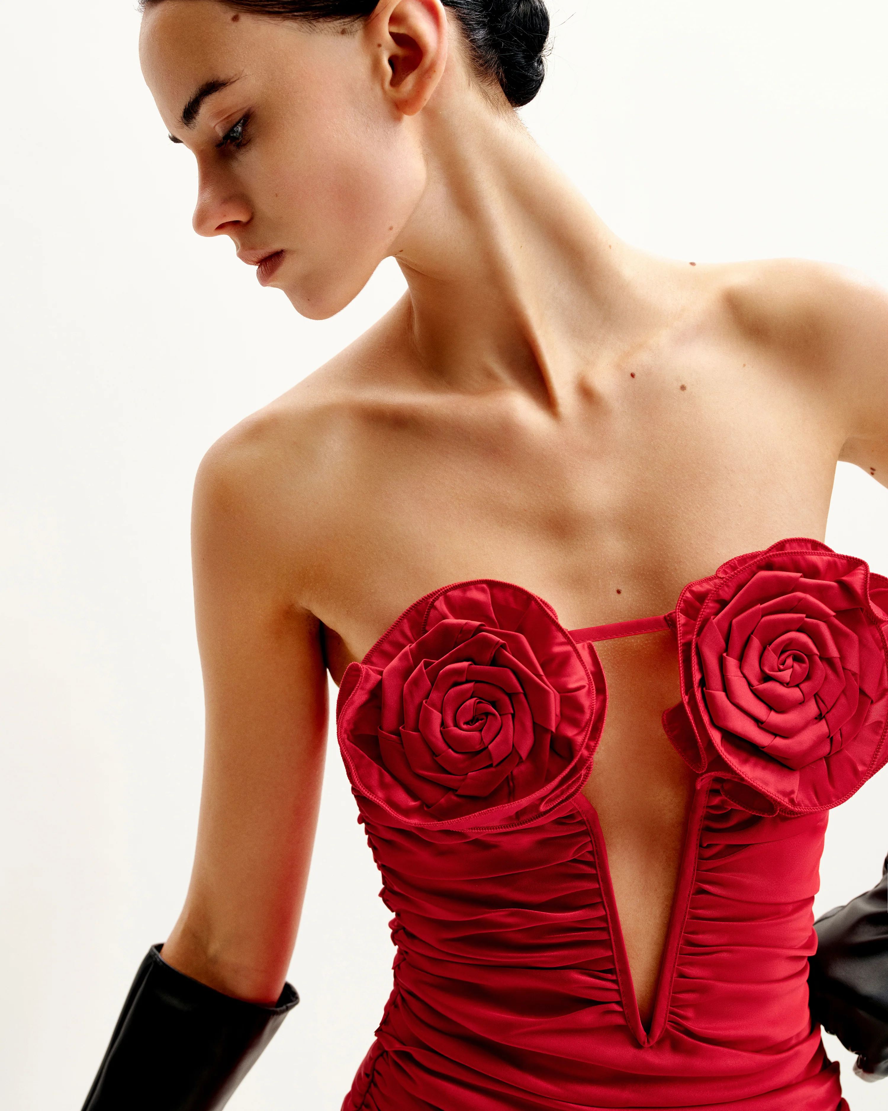 Bailee Rotes Tube-Minikleid mit Blumenapplikationen und Raffung - Rot - Image 5