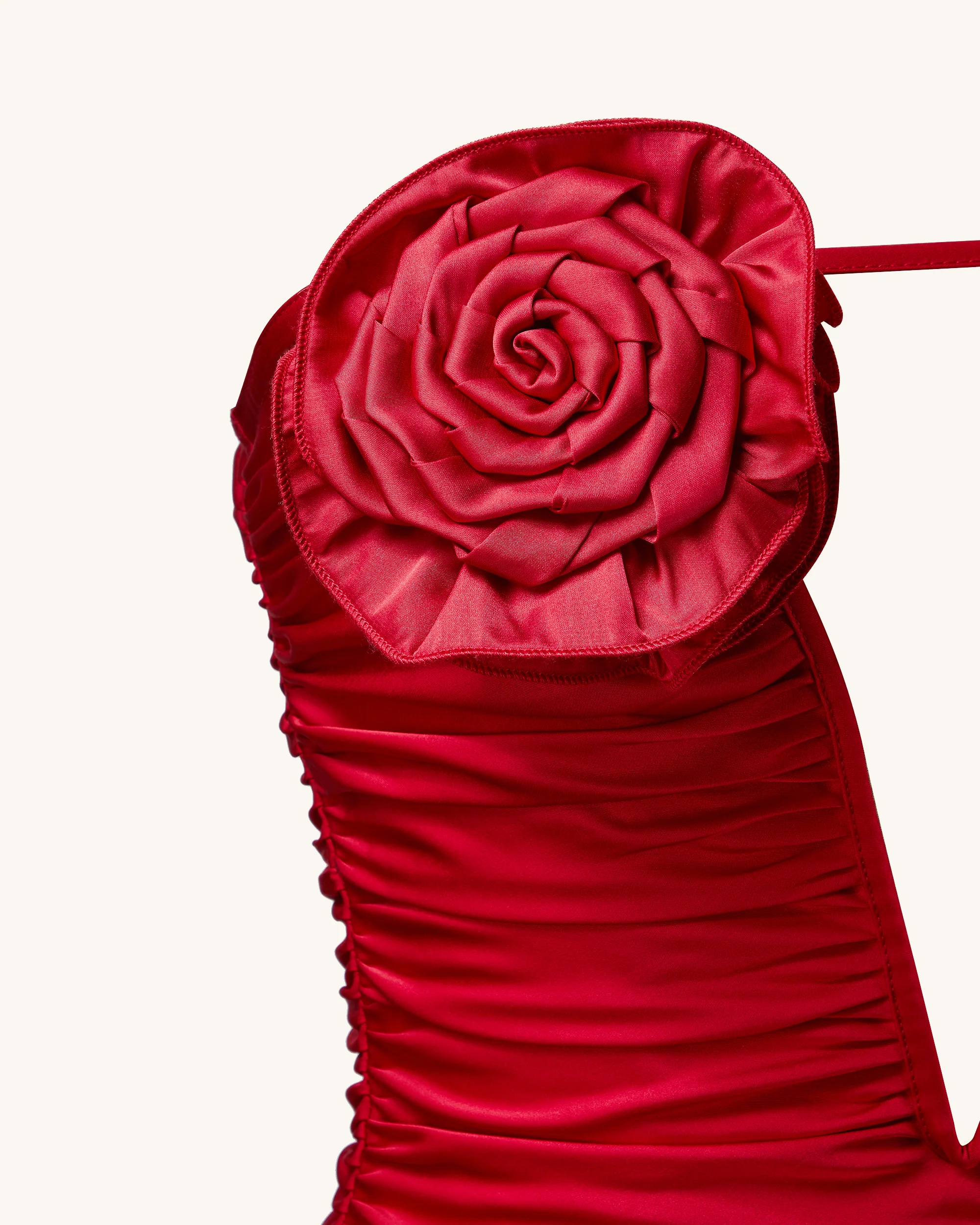 Bailee Rotes Tube-Minikleid mit Blumenapplikationen und Raffung - Rot - Image 8