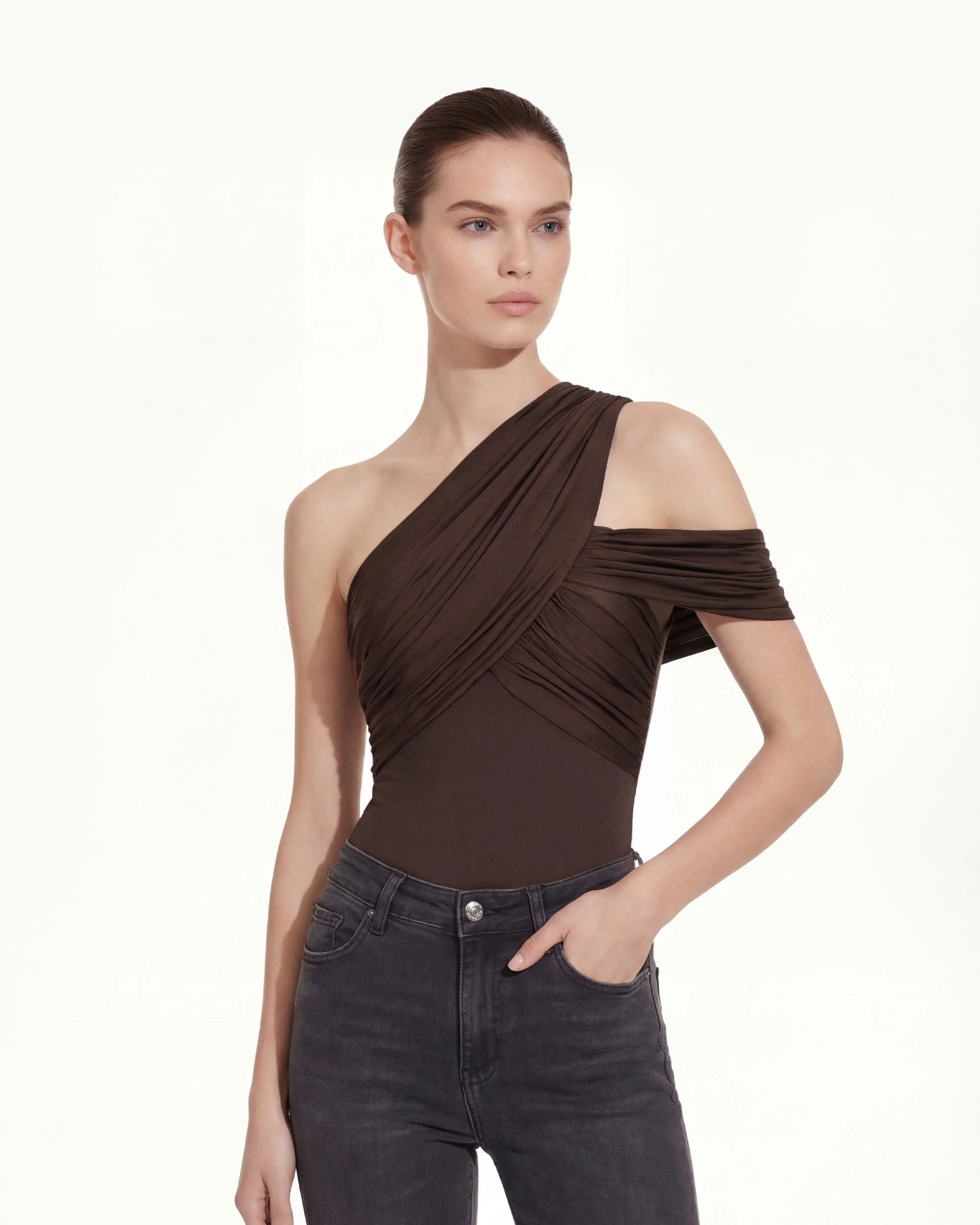 Asymmetrisches One-Shoulder-Oberteil mit Raffung - Braun - Image 2