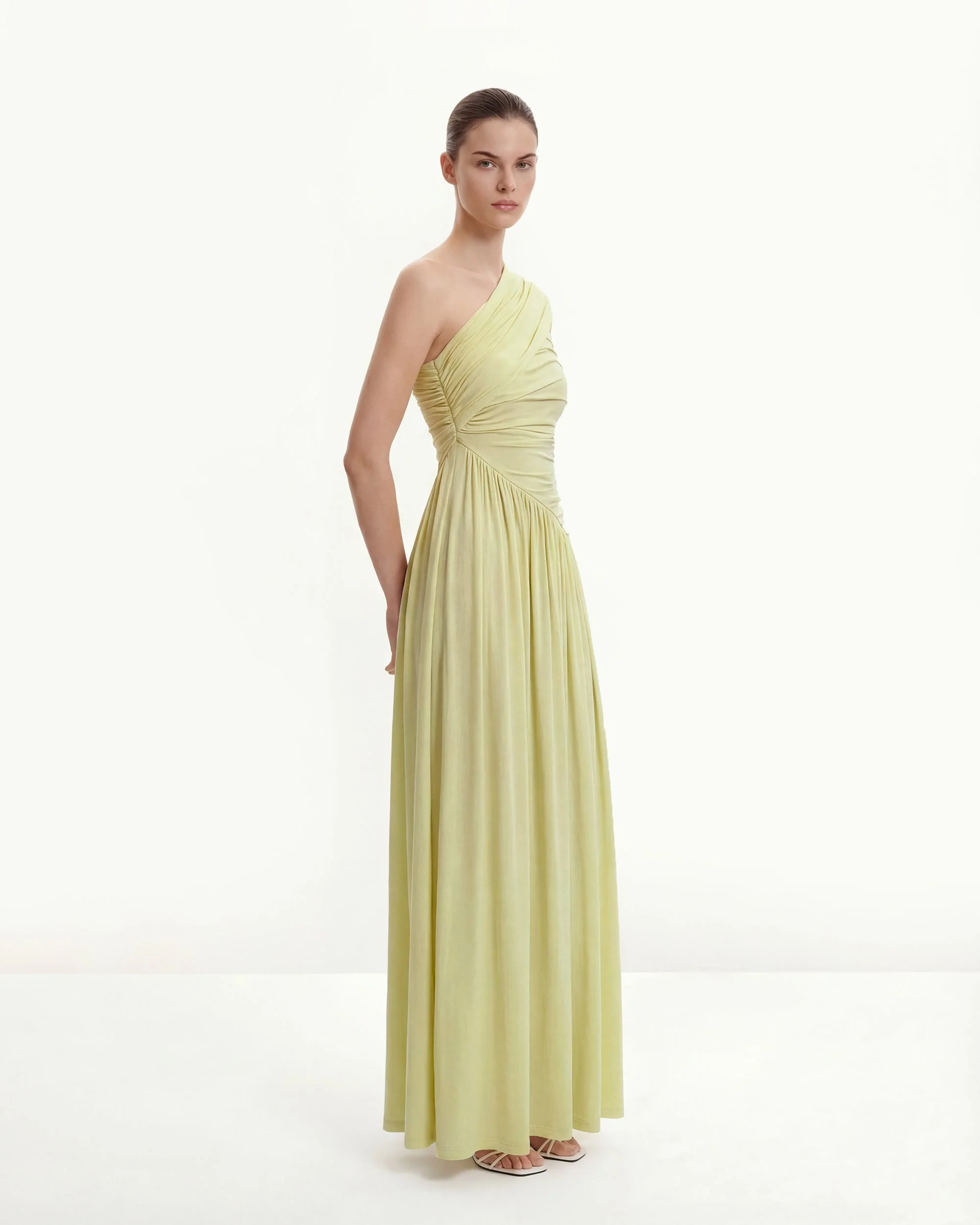 Gerüschtes One-Shoulder Maxikleid mit Schleppe - Grün - Image 2