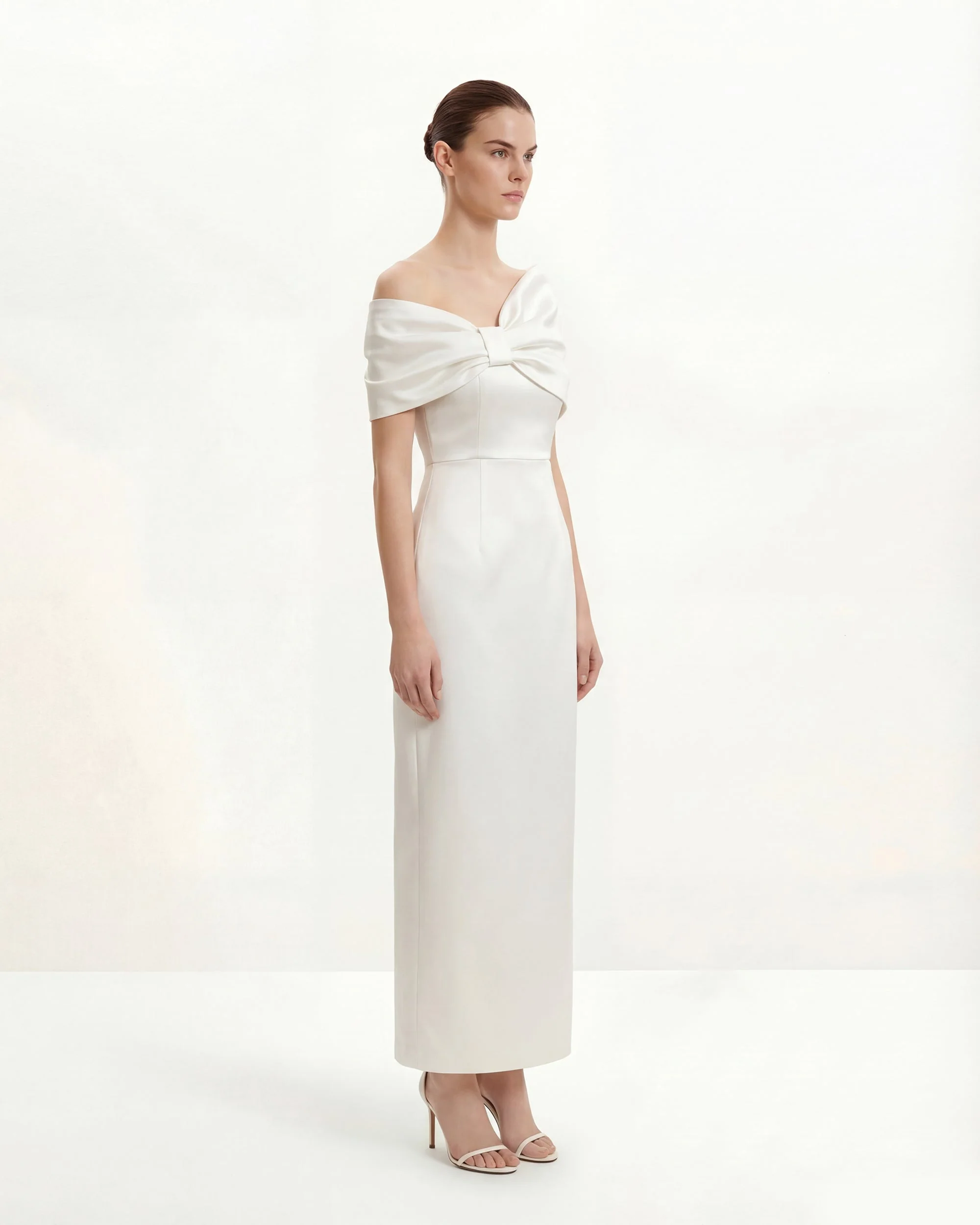 Satin-Maxikleid mit asymmetrischer Schleife – Weiß - Image 2