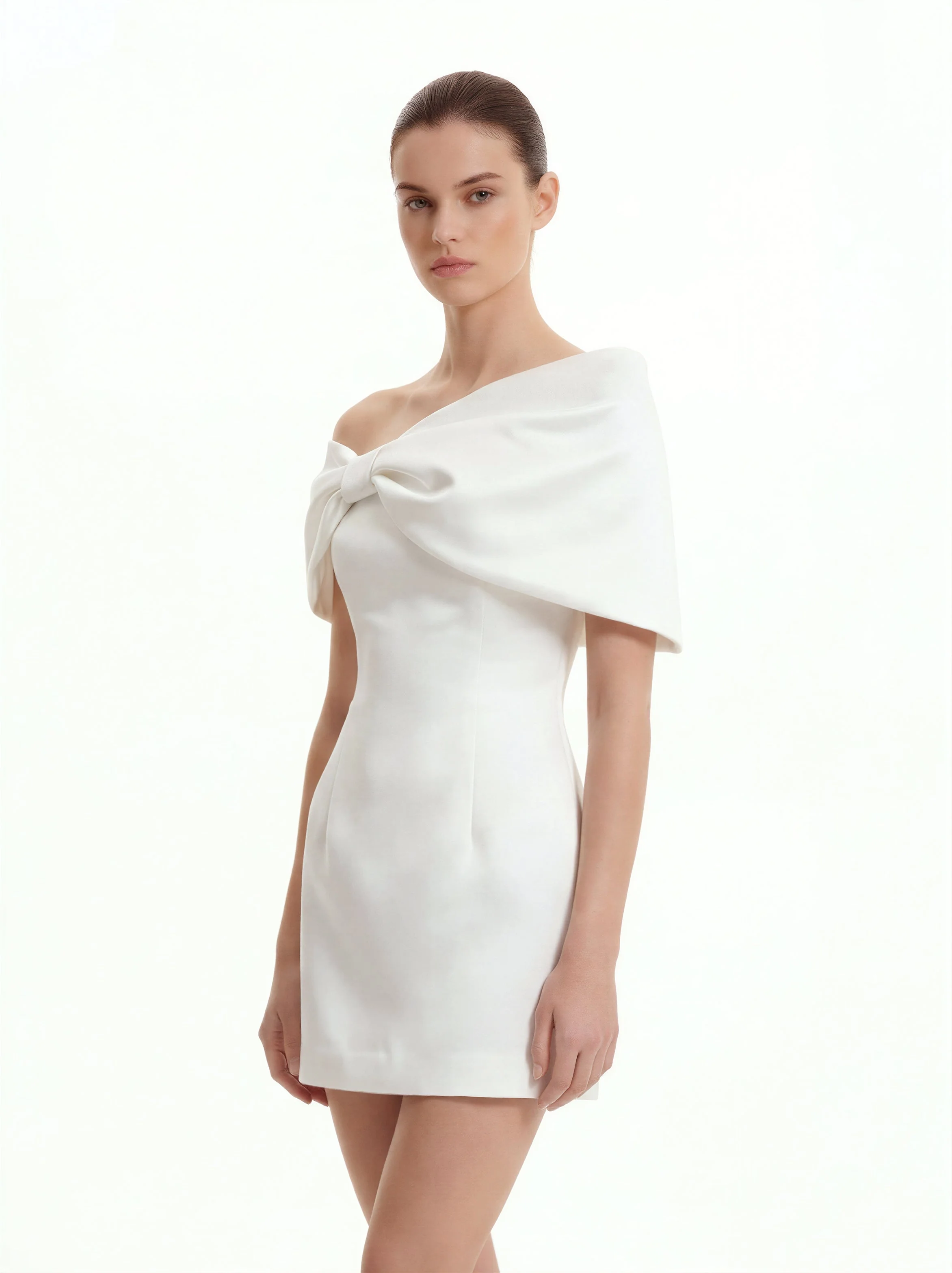 Weißes Satin-Minikleid mit asymmetrischer Schleife - Image 2