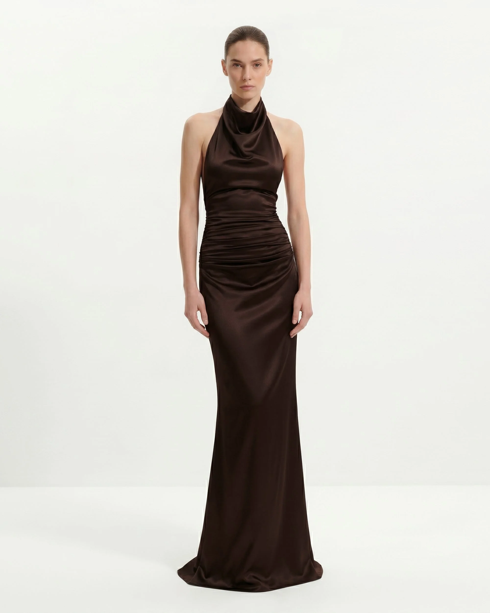 Gerafftes Satin-Maxikleid mit Wasserfallausschnitt - Dunkelschokolade