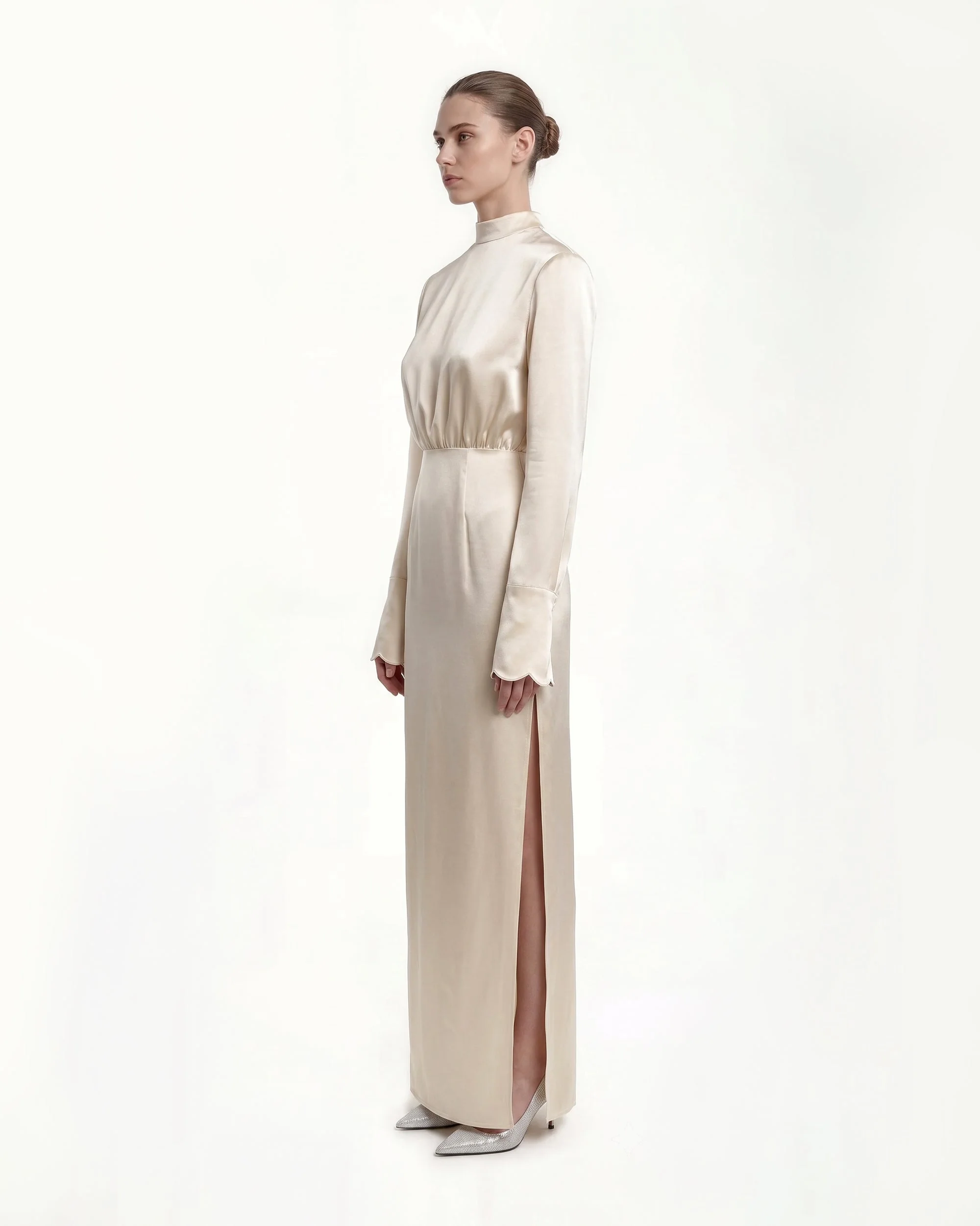 Figurbetontes Satin-Maxikleid mit Stehkragen und strukturierten Schultern - Creme - Image 2