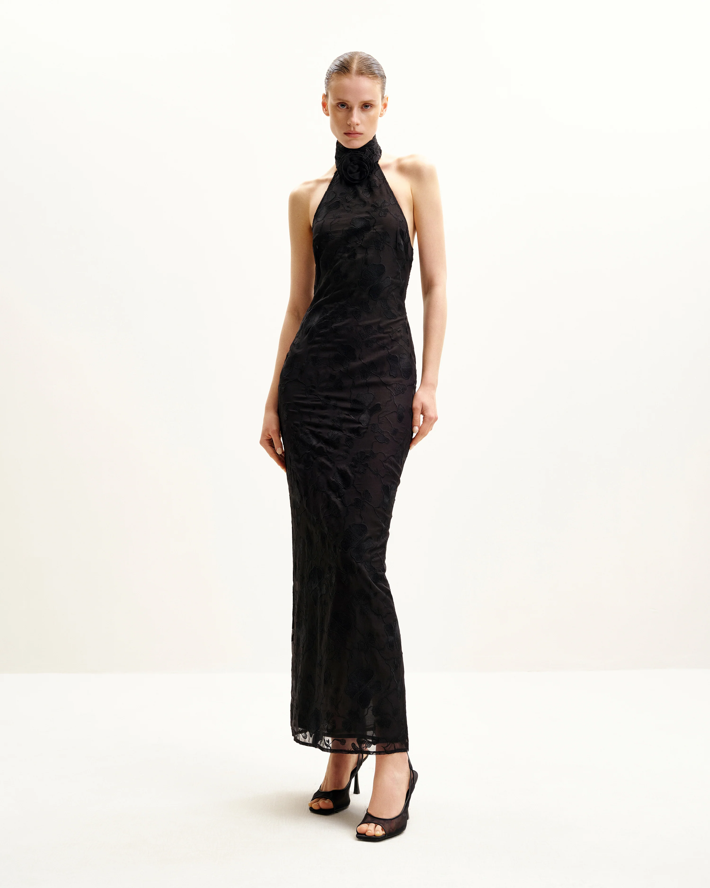 Uliana Schwarzes Maxikleid mit Blumen-Spitzen und Halterneck - Schwarz