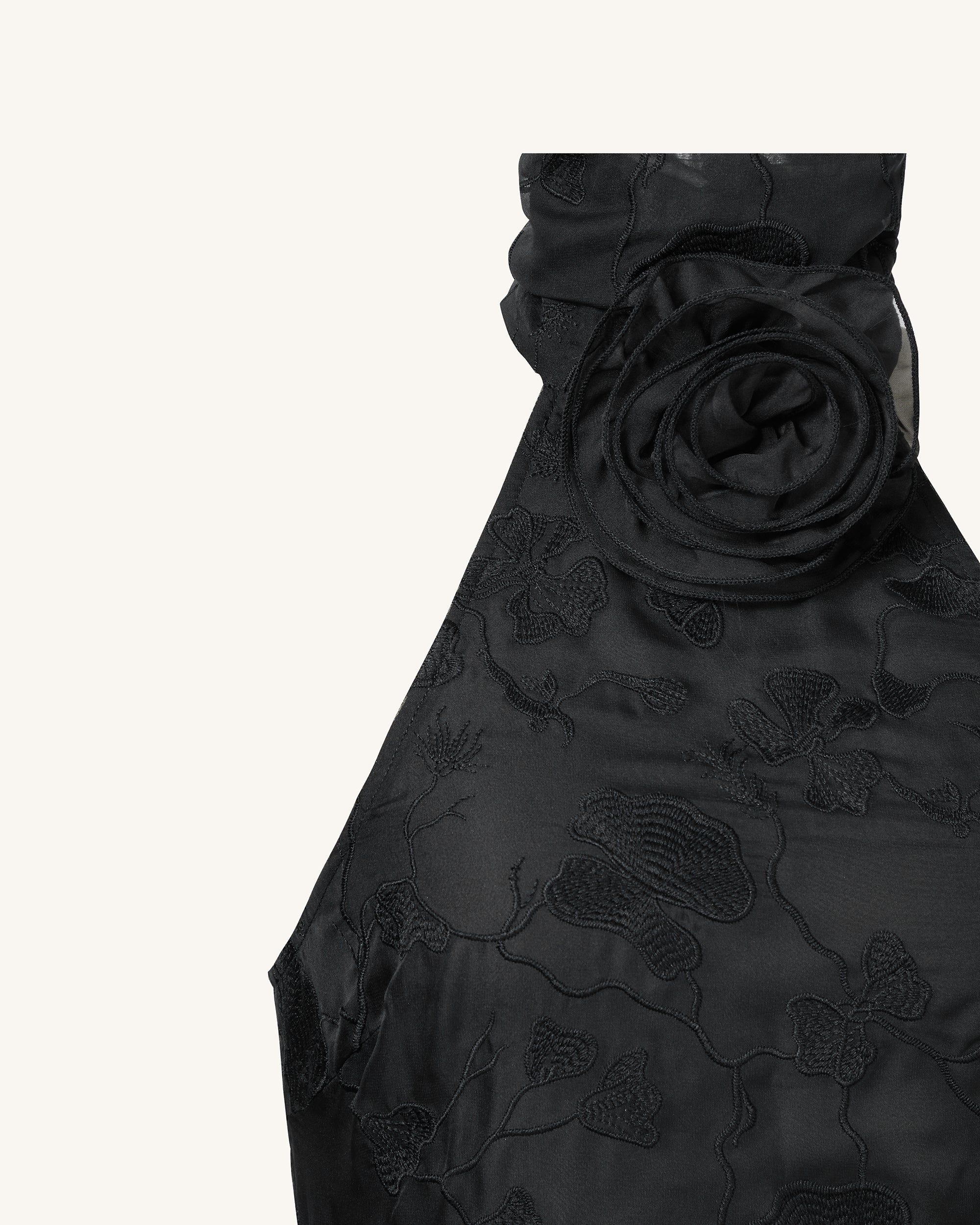 Uliana Schwarzes Maxikleid mit Blumen-Spitzen und Halterneck - Schwarz - Image 4