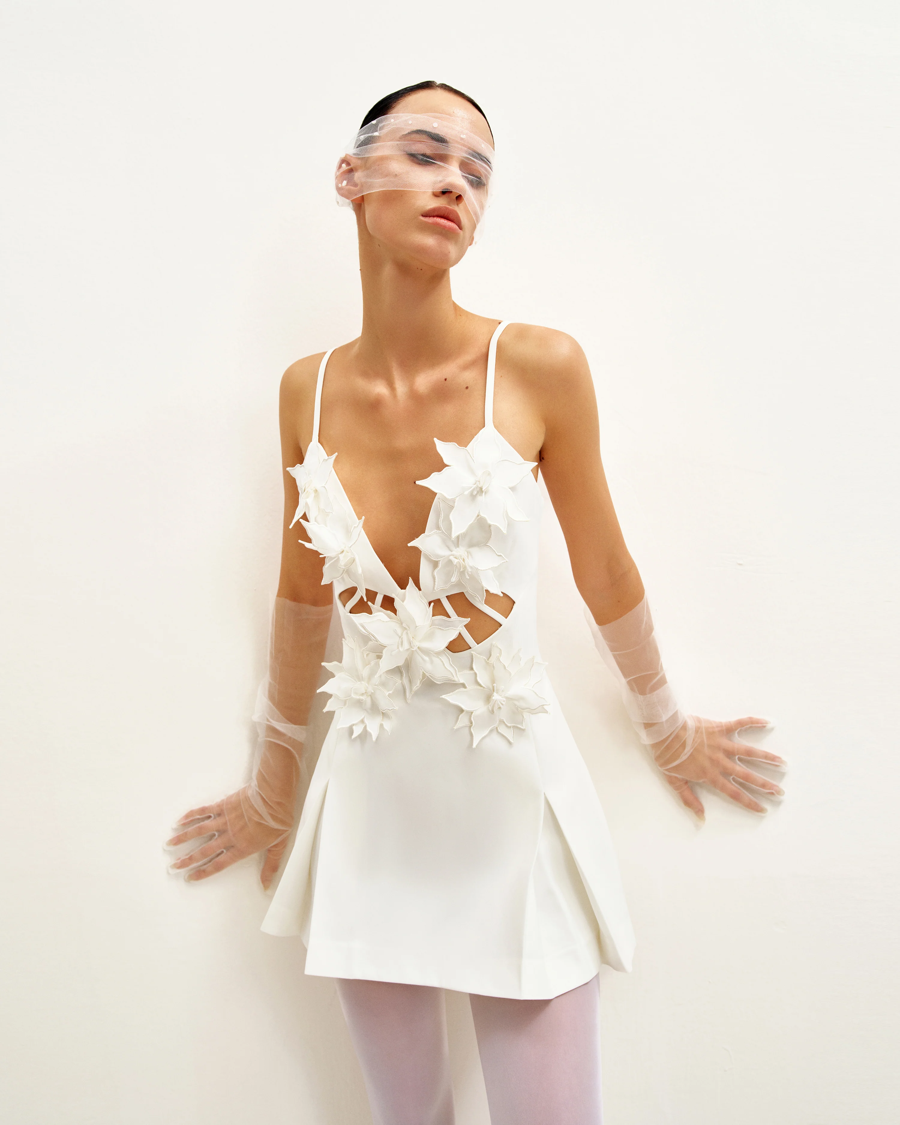 Yuliya Weißes Minikleid mit Blumenverzierung und V-Ausschnitt - Weiß - Image 2